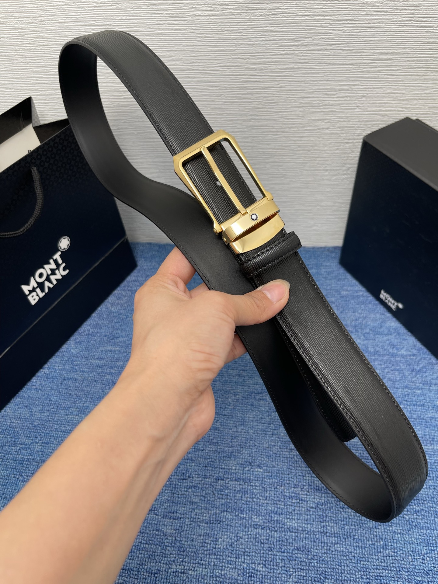 🔴 【品牌】万宝龙 🔴 【描述】双面原版皮，这款饰有带扣的腰带配以水牛皮衬里，覆以Monogram 牛皮