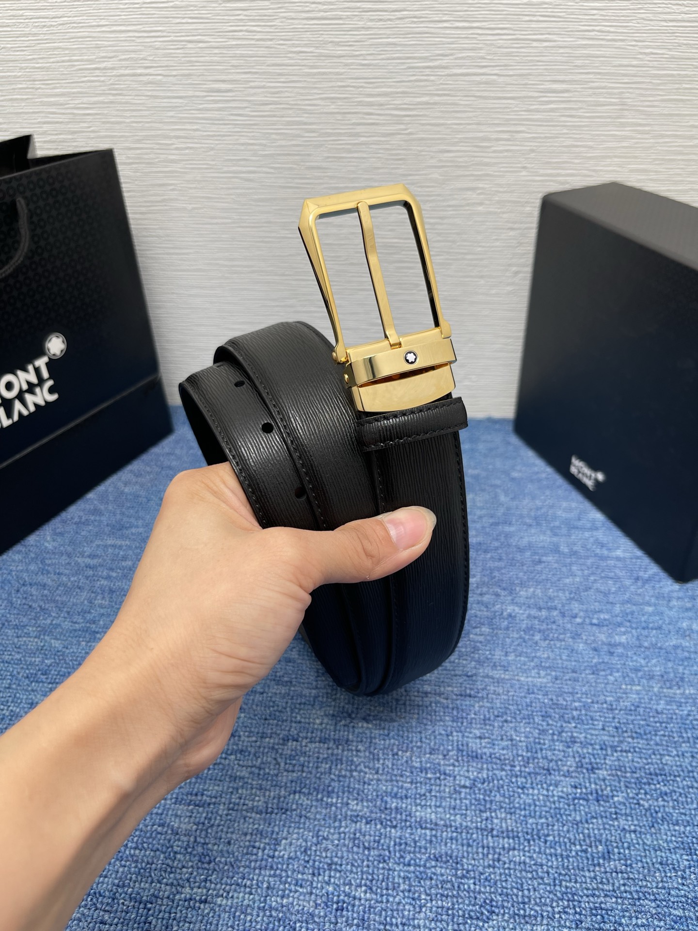 🔴 【品牌】万宝龙 🔴 【描述】双面原版皮，这款饰有带扣的腰带配以水牛皮衬里，覆以Monogram 牛皮