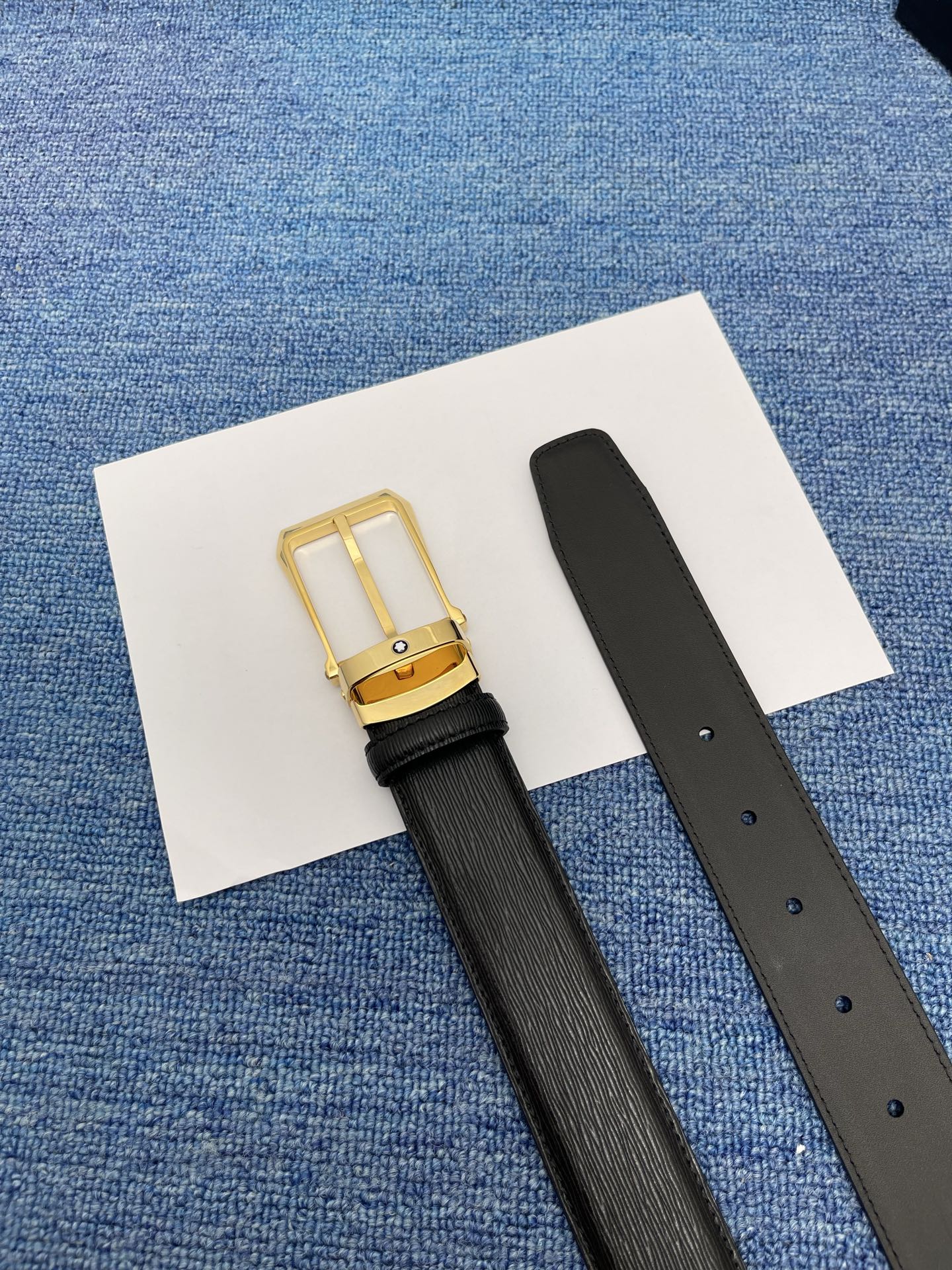 🔴 【品牌】万宝龙 🔴 【描述】双面原版皮，这款饰有带扣的腰带配以水牛皮衬里，覆以Monogram 牛皮