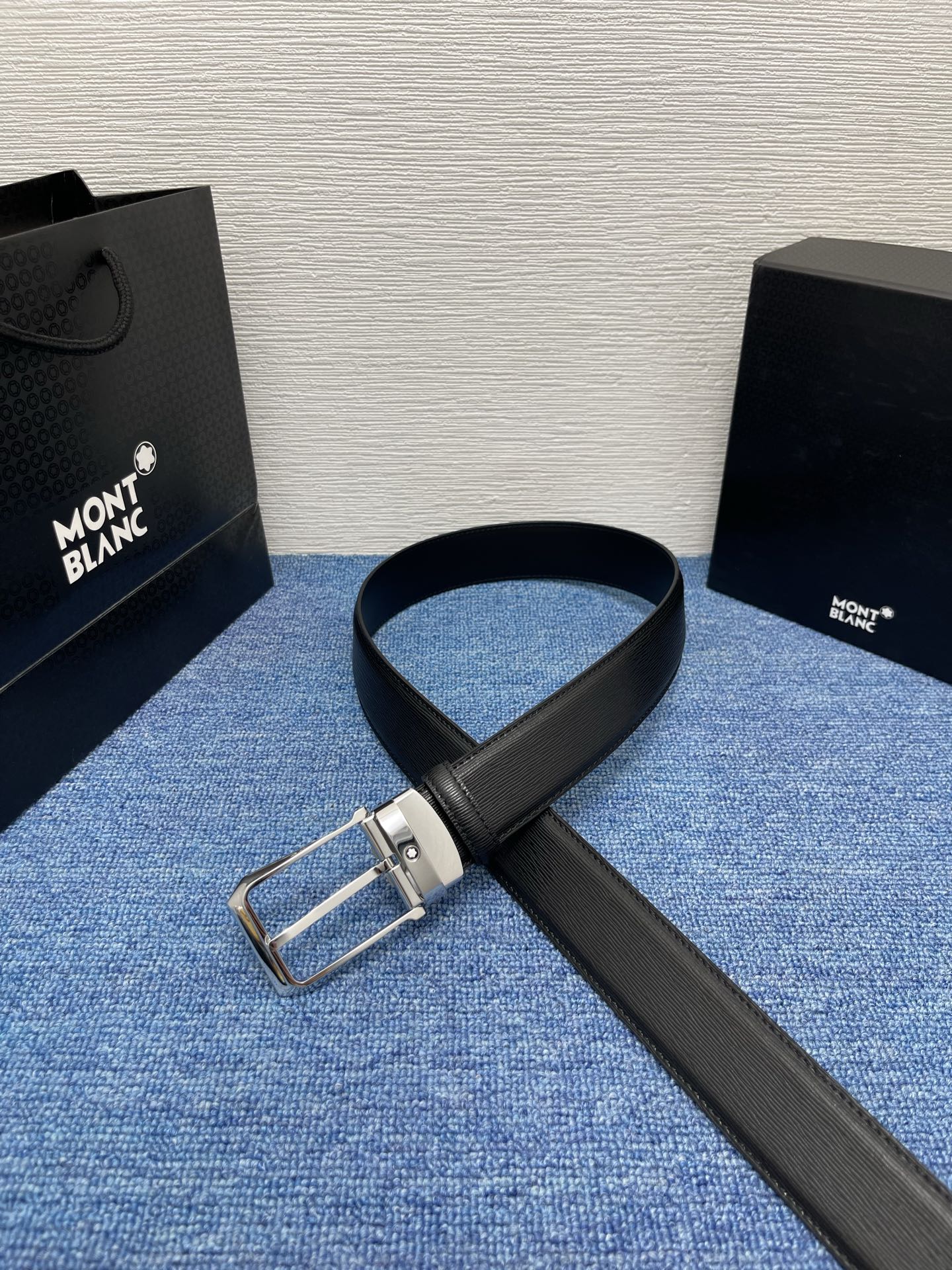 🔴 【品牌】万宝龙 🔴 【描述】双面原版皮，这款饰有带扣的腰带配以水牛皮衬里，覆以Monogram 牛皮