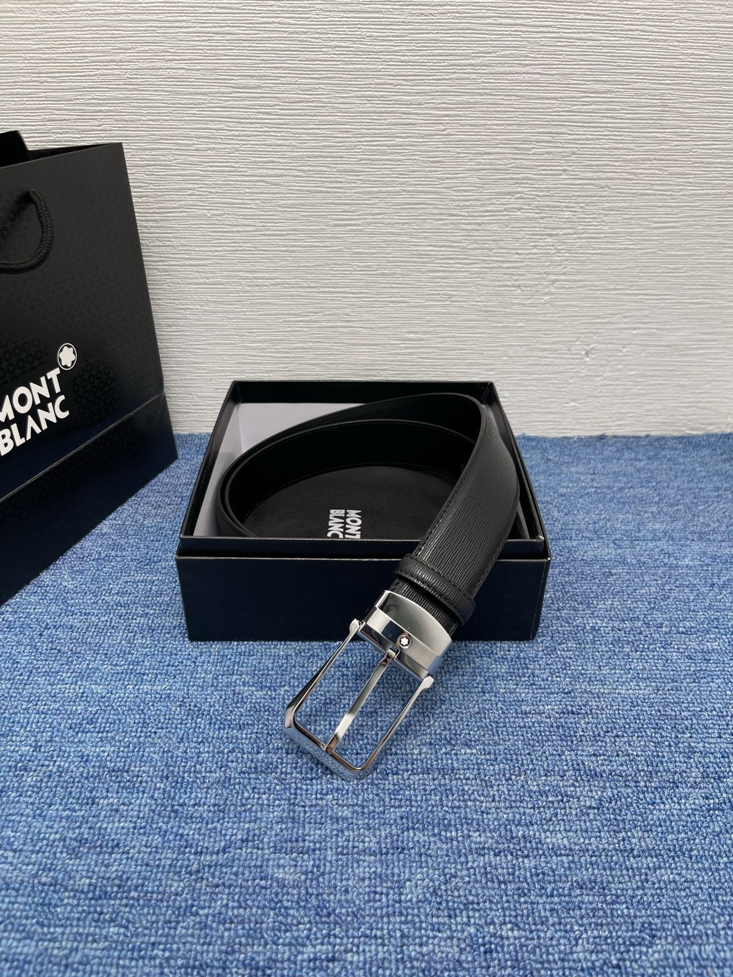 🔴 【品牌】万宝龙 🔴 【描述】双面原版皮，这款饰有带扣的腰带配以水牛皮衬里，覆以Monogram 牛皮