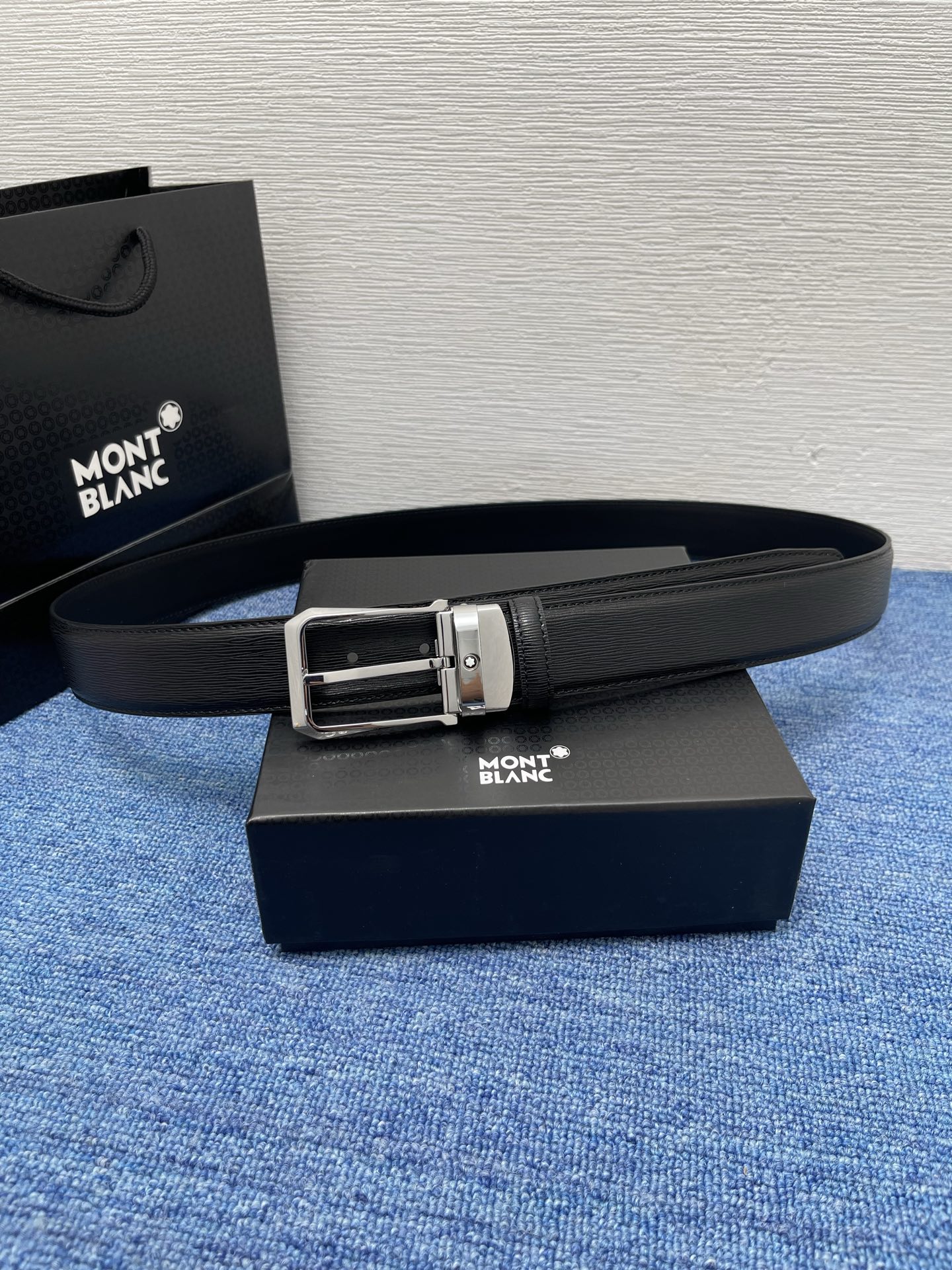 🔴 【品牌】万宝龙 🔴 【描述】双面原版皮，这款饰有带扣的腰带配以水牛皮衬里，覆以Monogram 牛皮