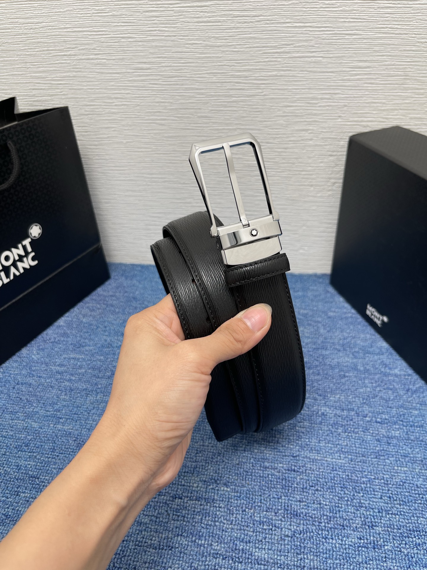 🔴 【品牌】万宝龙 🔴 【描述】双面原版皮，这款饰有带扣的腰带配以水牛皮衬里，覆以Monogram 牛皮