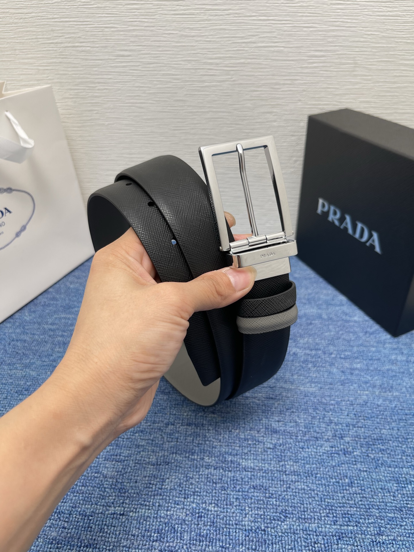 PRADA （普拉达）专柜同款 男士休闲双面用腰带 宽3.4cm 采用掌纹双面牛皮 采用简约外形设计，其