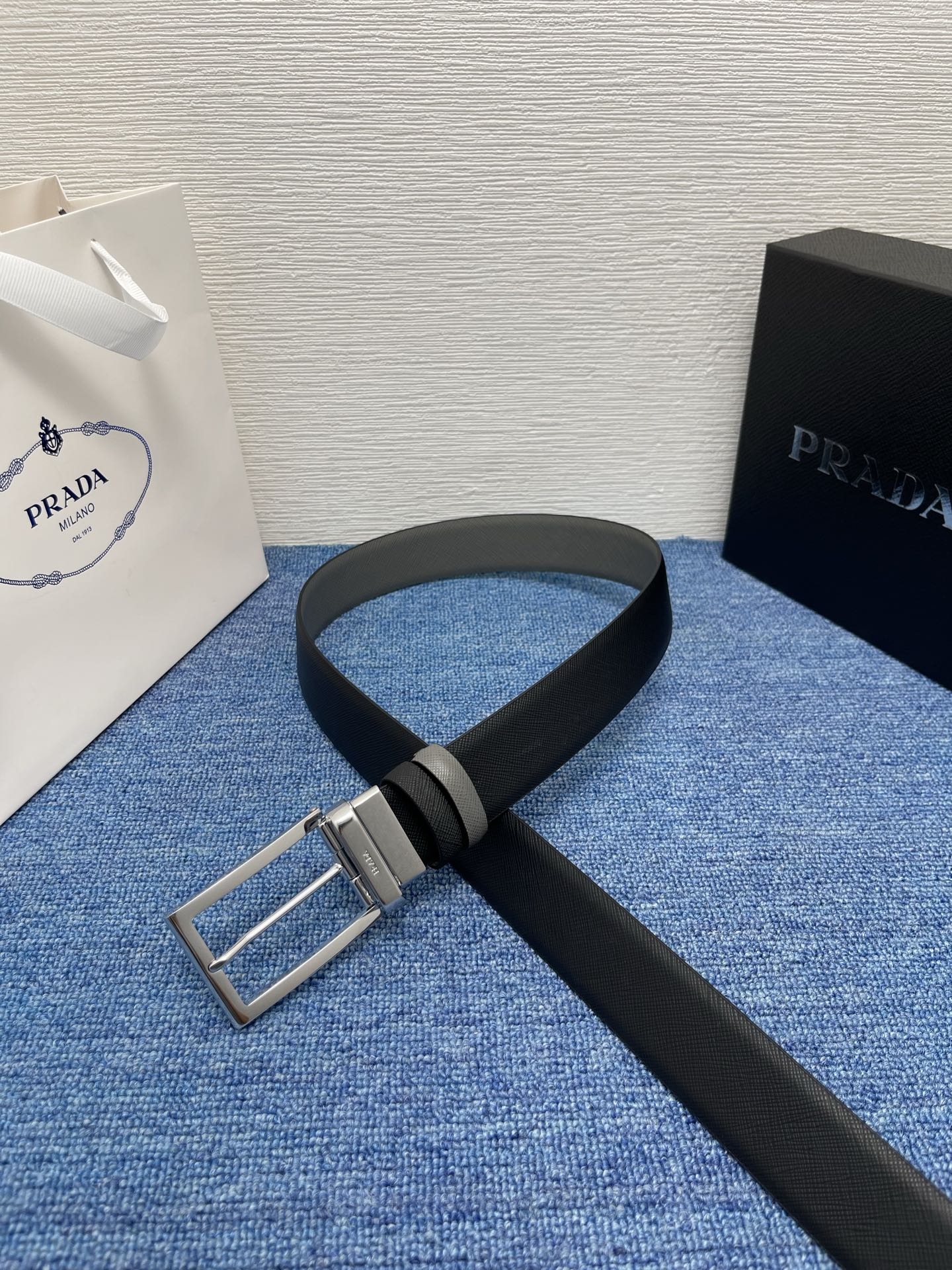 PRADA （普拉达）专柜同款 男士休闲双面用腰带 宽3.4cm 采用掌纹双面牛皮 采用简约外形设计，其