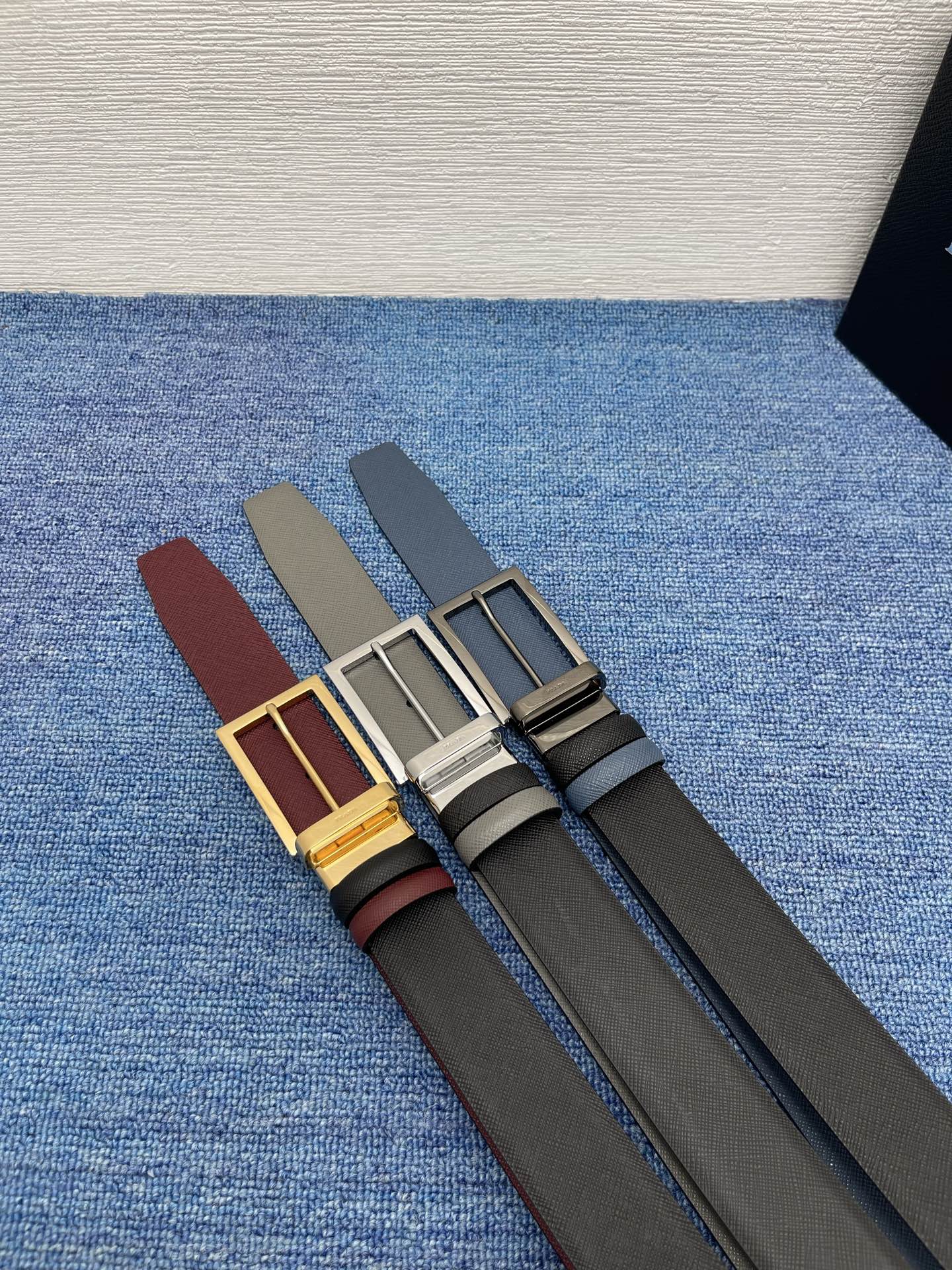 PRADA （普拉达）专柜同款 男士休闲双面用腰带 宽3.4cm 采用掌纹双面牛皮 采用简约外形设计，其