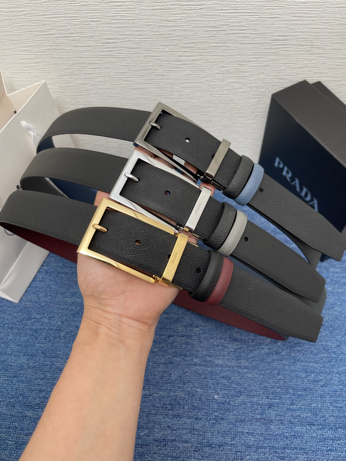PRADA （普拉达）专柜同款 男士休闲双面用腰带 宽3.4cm 采用掌纹双面牛皮 采用简约外形设计，其