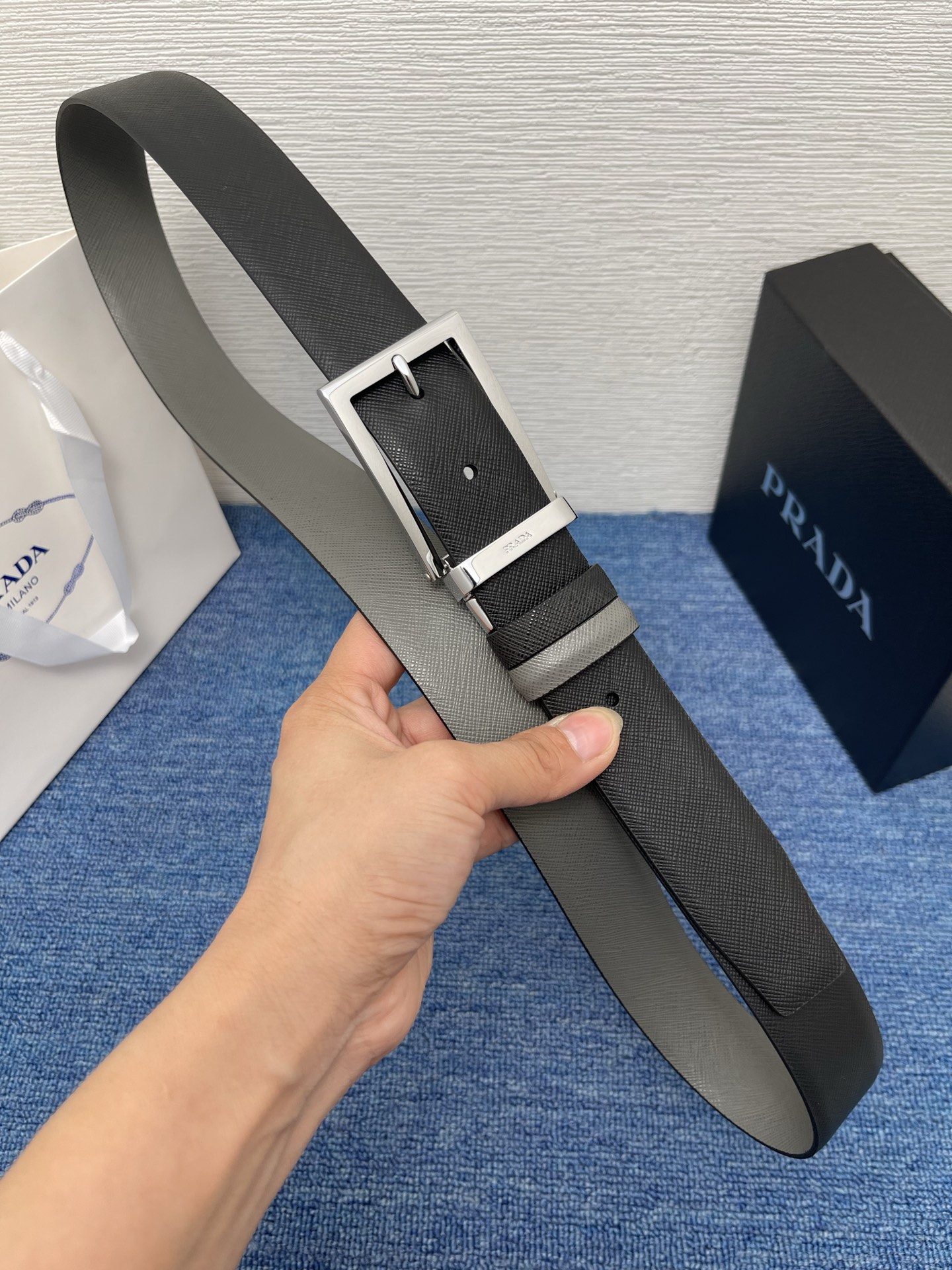 PRADA （普拉达）专柜同款 男士休闲双面用腰带 宽3.4cm 采用掌纹双面牛皮 采用简约外形设计，其