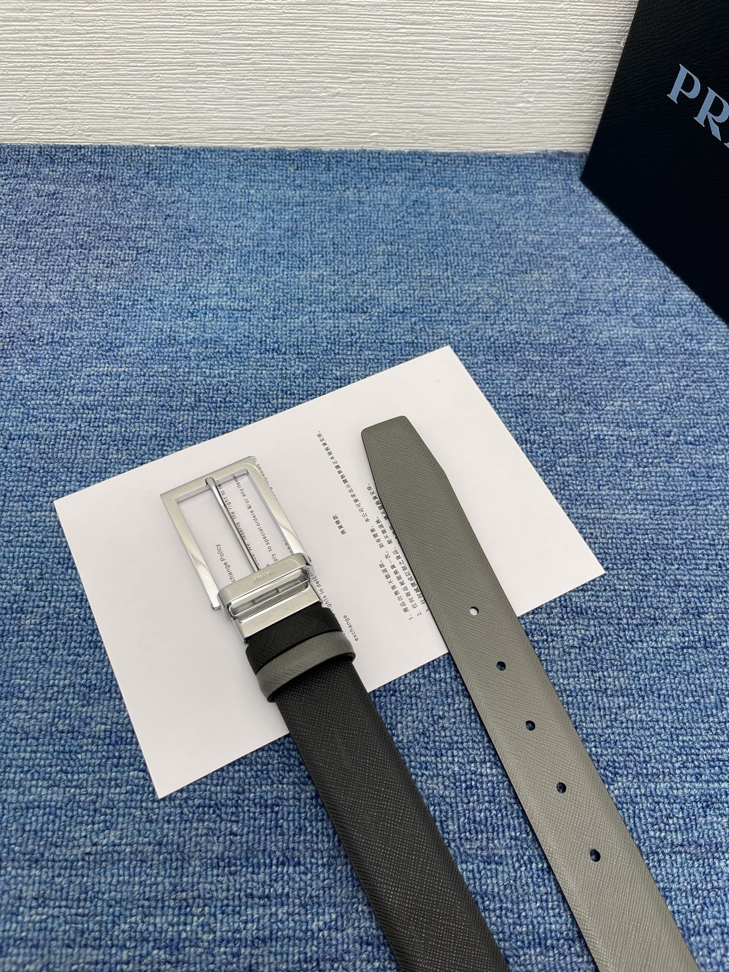 PRADA （普拉达）专柜同款 男士休闲双面用腰带 宽3.4cm 采用掌纹双面牛皮 采用简约外形设计，其