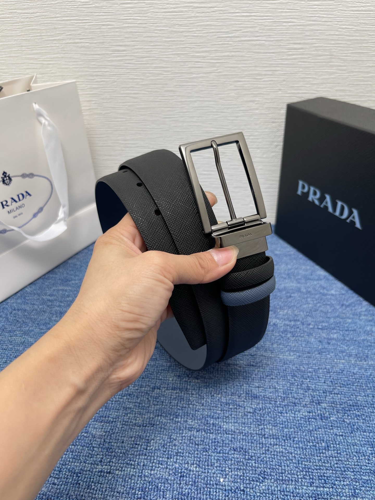PRADA （普拉达）专柜同款 男士休闲双面用腰带 宽3.4cm 采用掌纹双面牛皮 采用简约外形设计，其