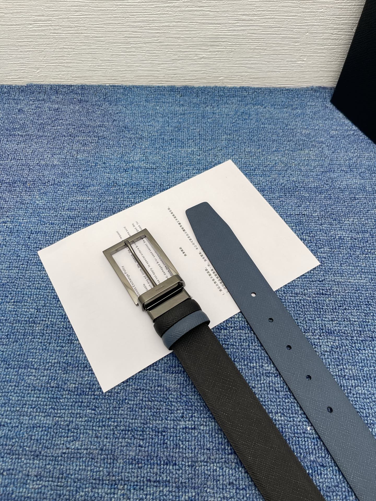 PRADA （普拉达）专柜同款 男士休闲双面用腰带 宽3.4cm 采用掌纹双面牛皮 采用简约外形设计，其