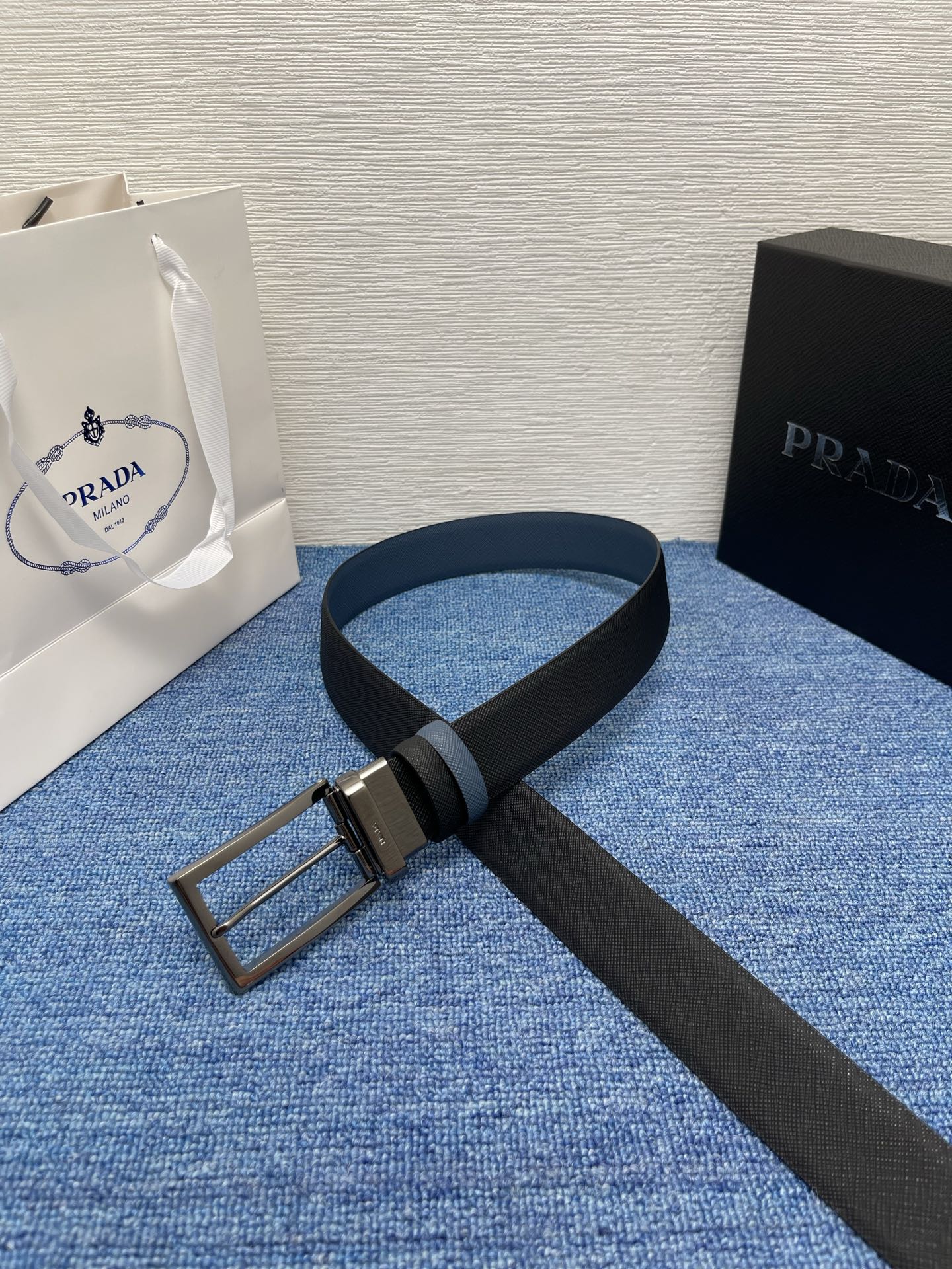 PRADA （普拉达）专柜同款 男士休闲双面用腰带 宽3.4cm 采用掌纹双面牛皮 采用简约外形设计，其