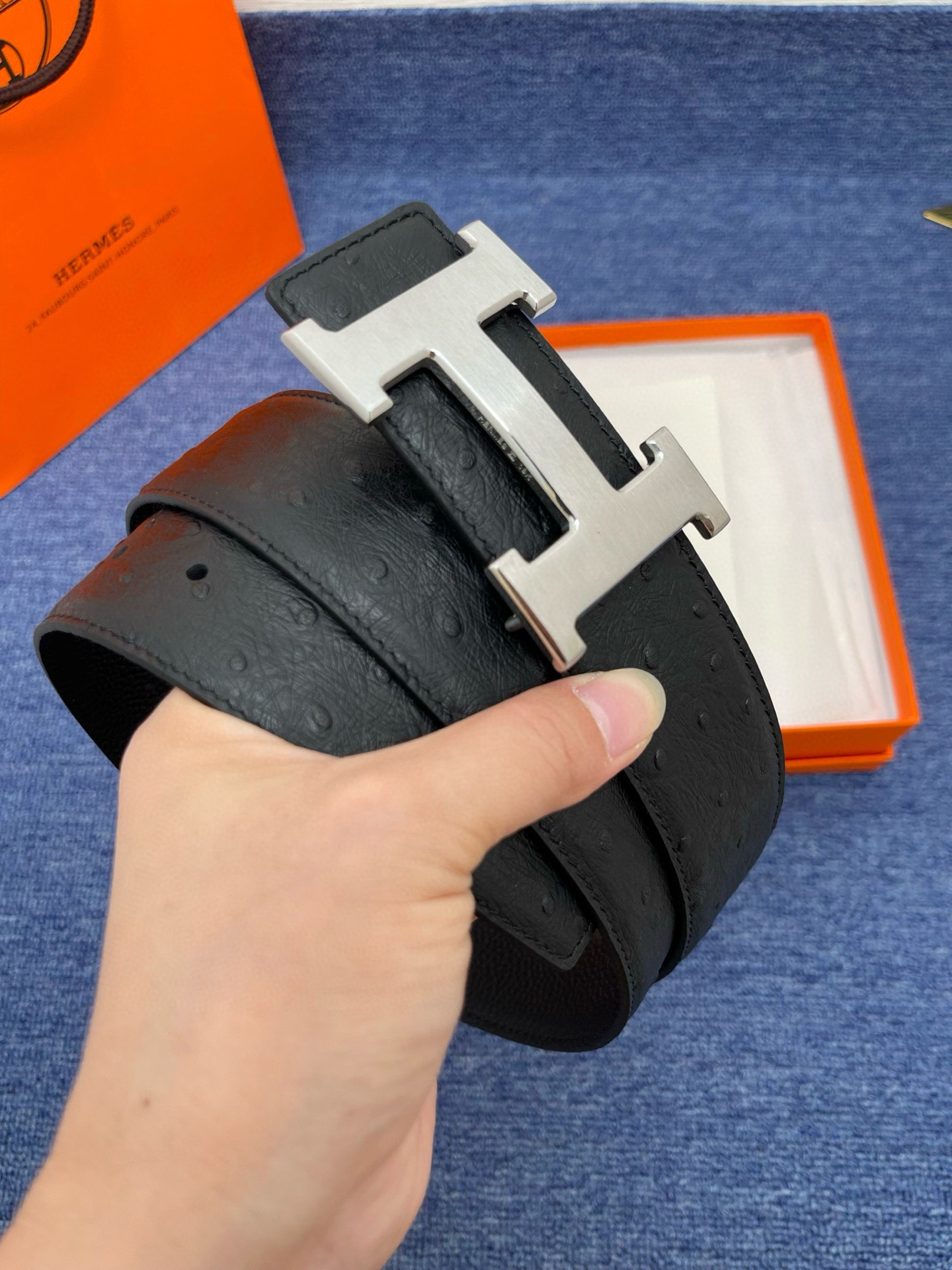🔴 【品牌】爱马仕 🔴 【描述】采用高级真皮精制而成，触感厚实，饰以商标带扣。腰带为意大利尺寸，请在购买