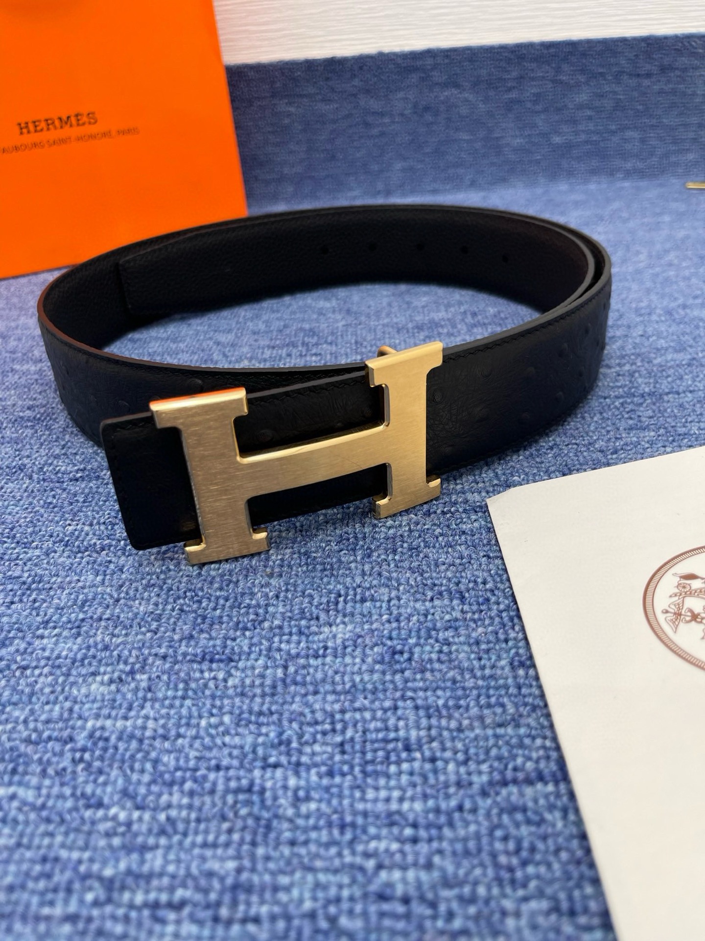 🔴 【品牌】爱马仕 🔴 【描述】采用高级真皮精制而成，触感厚实，饰以商标带扣。腰带为意大利尺寸，请在购买