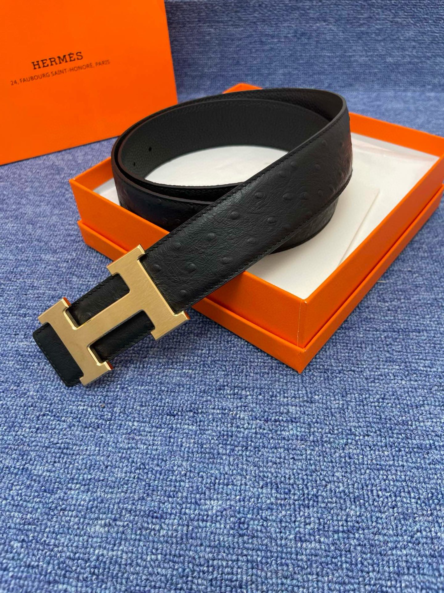 🔴 【品牌】爱马仕 🔴 【描述】采用高级真皮精制而成，触感厚实，饰以商标带扣。腰带为意大利尺寸，请在购买