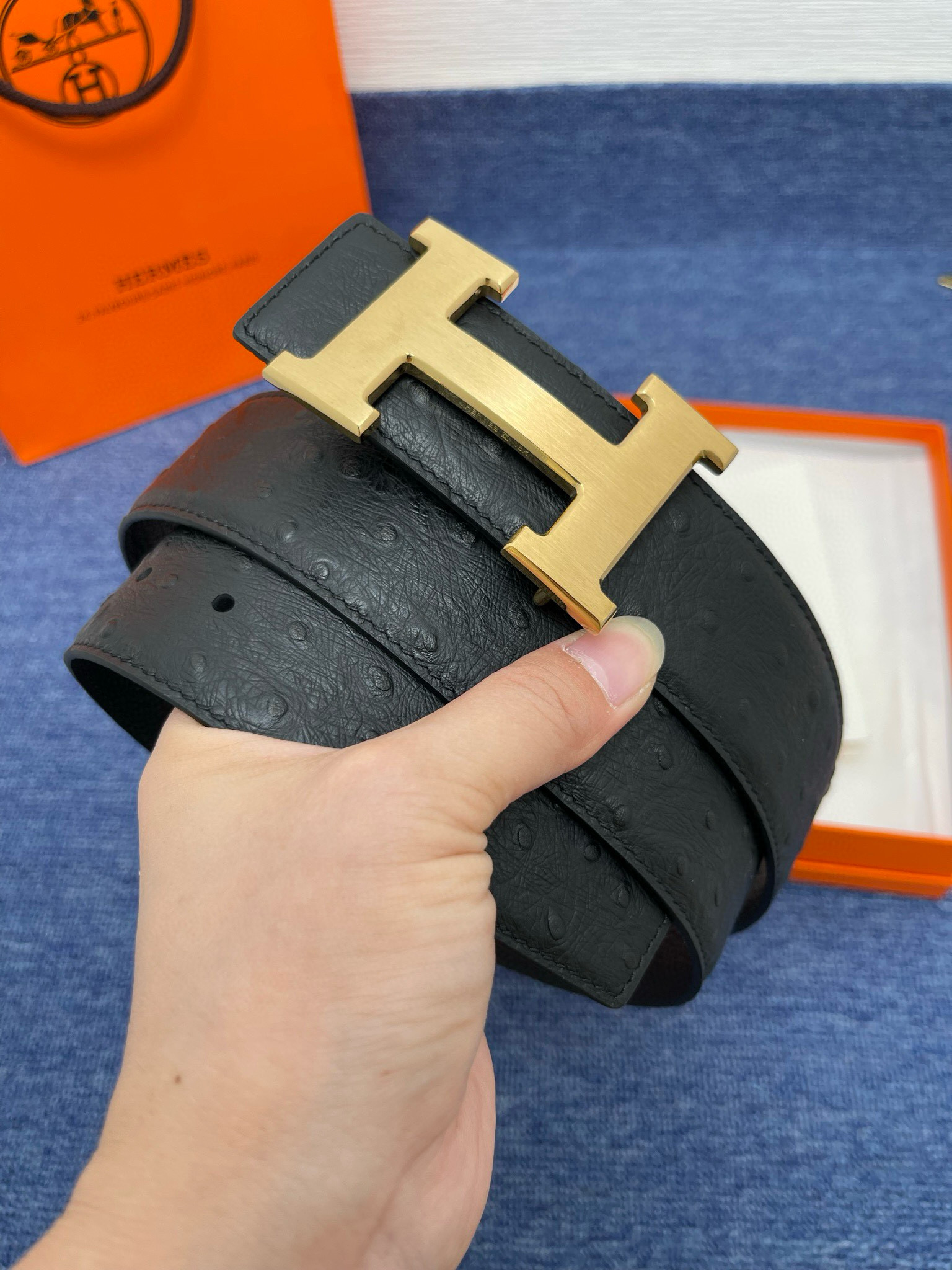 🔴 【品牌】爱马仕 🔴 【描述】采用高级真皮精制而成，触感厚实，饰以商标带扣。腰带为意大利尺寸，请在购买