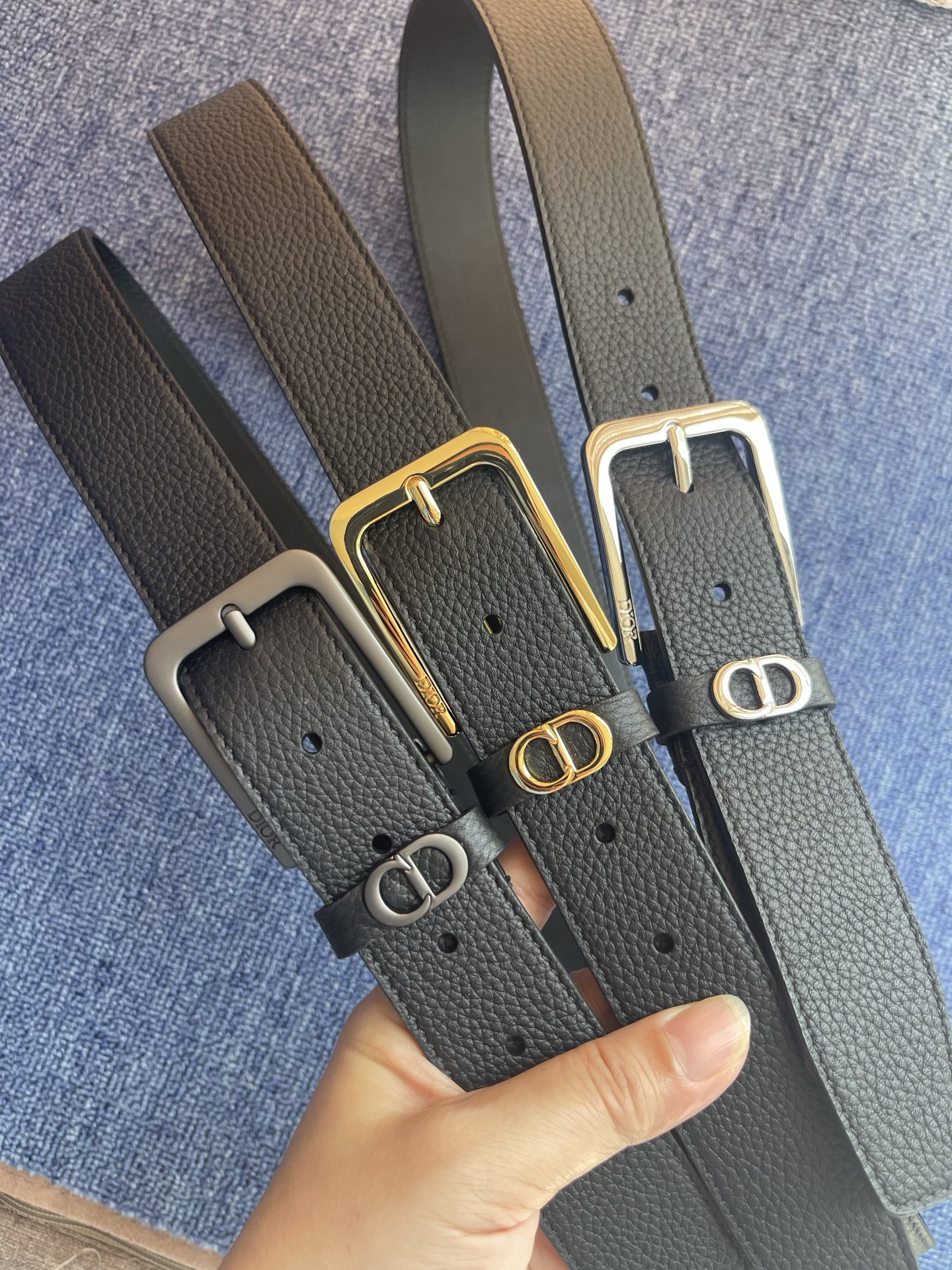 采用黑色粒面牛皮革精心制作，饰以镌刻有 Dior 的针扣和黑色金属覆层铜合金 CD Icon 标志腰带环