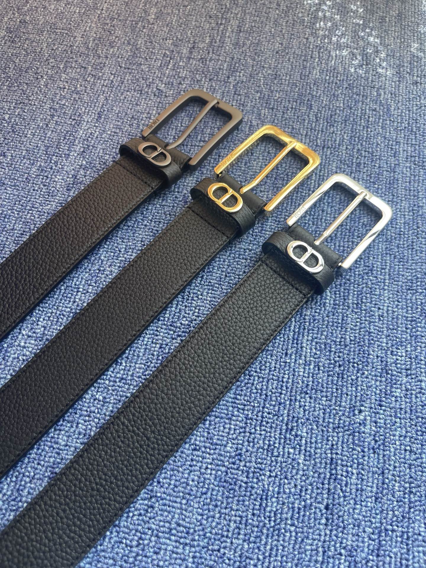 采用黑色粒面牛皮革精心制作，饰以镌刻有 Dior 的针扣和黑色金属覆层铜合金 CD Icon 标志腰带环