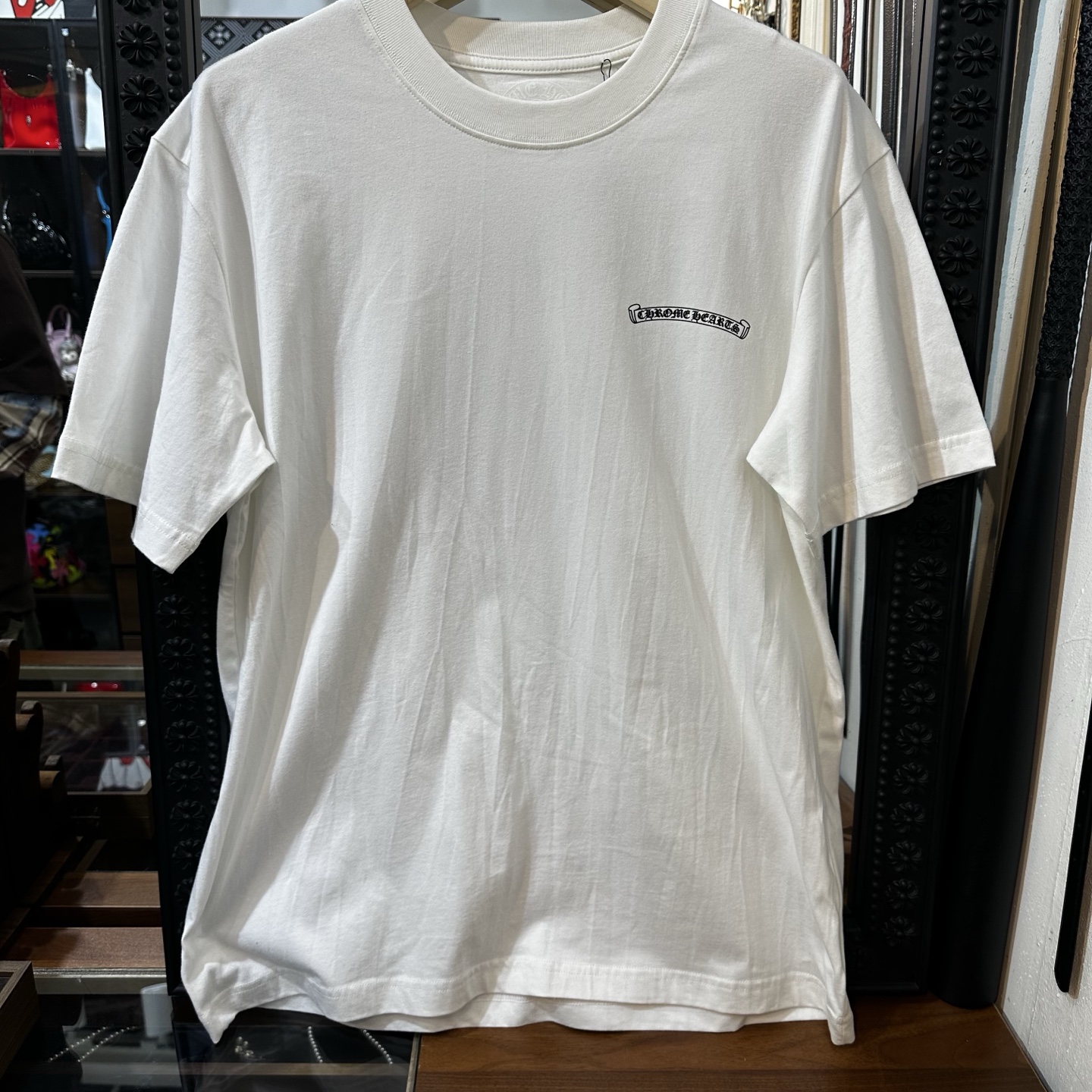 크롬하츠(Chrome Hearts) 신상 반팔 티셔츠 컬렉션: 올해 새롭게 출시된 제품으로, 기존 디자인과 동일합니다. 220g 플리스 소재로 제작되었으며, 프린팅은 완벽하게 재현되었습니다. 세탁 후에도 갈라지거나 색이 바래지 않고, 착용감이 매우 편안합니다. 세 가지 라벨이 모두 부착되어 있어 시중의 다른 제품과 쉽게 구별할 수 있습니다. 블랙과 화이트 두 가지 색상으로 출시되었으며, 사이즈는 S, M, L, XL이 있습니다. 10262 T Shirt