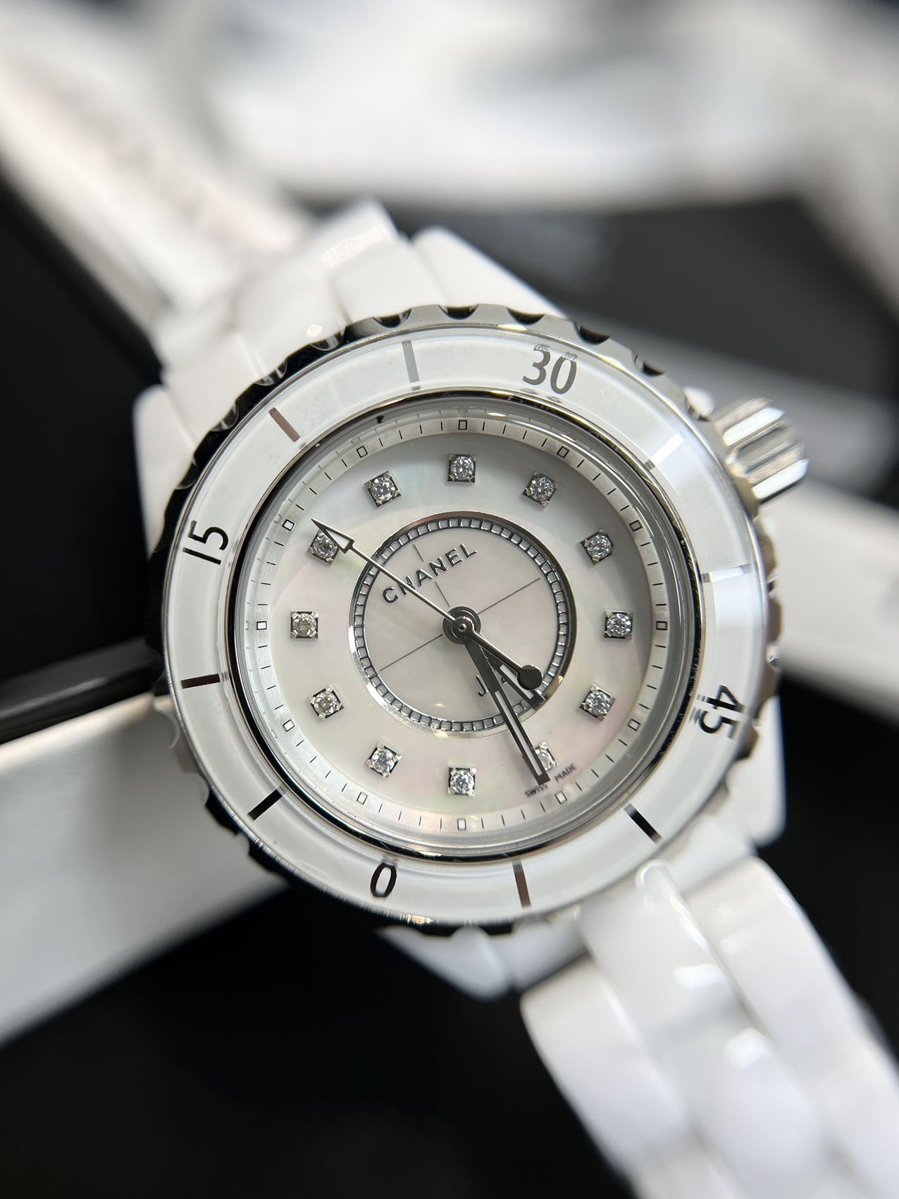 NO:393498,Precision ceramics are the symbol of J12. In the ceramic workshop of the watchmaker, every process is strictly controlled and has a precision ceramic case comparable to diamond hardness!  It looks delicate, but very resistant!  !  ,19860909精密陶瓷是J12的象征,在制表厂的陶瓷工坊内,每一道工序都被严格把控,拥有与钻石硬度媲美的精密陶瓷表壳！看着娇贵,但很抗造！！,,Watch