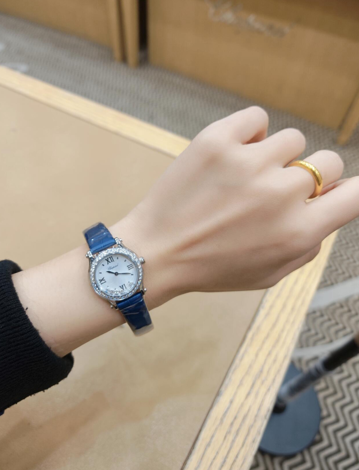 NO:924397,The dial is neither too big nor too small, just right, and can be used on both thicker and thinner wrists!  !  There are also five smart diamonds in the plate, which are even more gorgeous. When all these are added together, it is unparalleled beauty!  !  You can easily attend various occasions and look very, very high-end!  !  ,19860909表盘不大不小,刚刚好,手腕粗一点,细一点都可以驾驭！！盘内还有五颗灵动的钻石,更是处处彰显华丽,种种这些叠加到一起,无与伦比的美！！你可以轻松出席各种场合,都会显得非常非常高端！！,,Watch