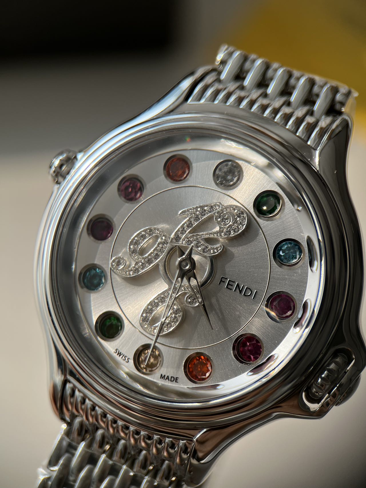 NO:389616,Fendi The numbers '6', '9' and '12' in the dial are all inlaid with real diamond embellishments, and the luster emits from each angle is colorful!  !  It shines brightly and adds a touching style to the watch!  ,,fendi19860909芬迪 表盘内数字“6”“9”“12”全部镶嵌真钻点缀,每个角度散发的光泽,五彩缤纷！！闪耀璀璨,为腕表更添动人风采！,,fendi,Watch