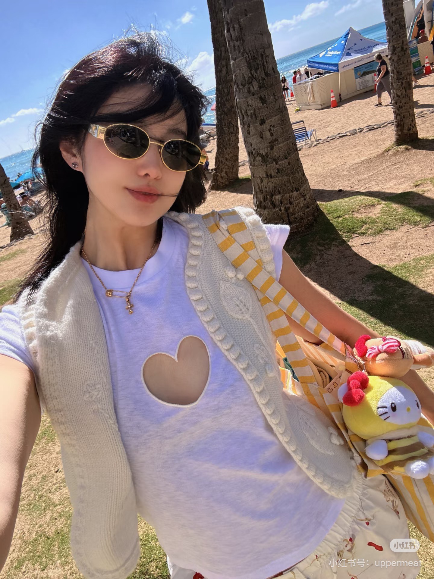 NO:795371,Item No. 213522 Ski* 26Ss early spring new style hollow love hot girl short-sleeved T-shirt丨Exclusive high-end version!  This hollow love heart short-sleeved T-shirt is the essential item for sweet and cool girls. The iconic love heart hollow design on the chest cleverly exposes the skin, sexy yet playful, instantly breaking the dullness of the basic style. Made of breathable and skin-friendly cotton fabric, it can easily hold various styles whether paired with jeans, overalls or sports pants, making you the most eye-catching presence on the streets in early spring. 2 colors  Available in stock S/M/L,,jeans,T-shirt,tees,t-shirt,19860909货号213522 Ski* 26Ss早春新款 镂空爱心辣妹短袖T恤丨独家高版出品！这件镂空爱心短袖T恤,是甜酷辣妹的本命单品.胸前标志性的爱心镂空设计,巧妙露出肌肤,性感又不失俏皮,瞬间打破基础款的沉闷.采用透气亲肤的棉质面料,无论是搭配牛仔裤、工装裤还是运动裤,都能轻松hold住各种风格,让你在早春街头成为最吸睛的存在.2色 现货发售S/M/L,,jeans,T-shirt,tees，t-shirt,,Women's clothing