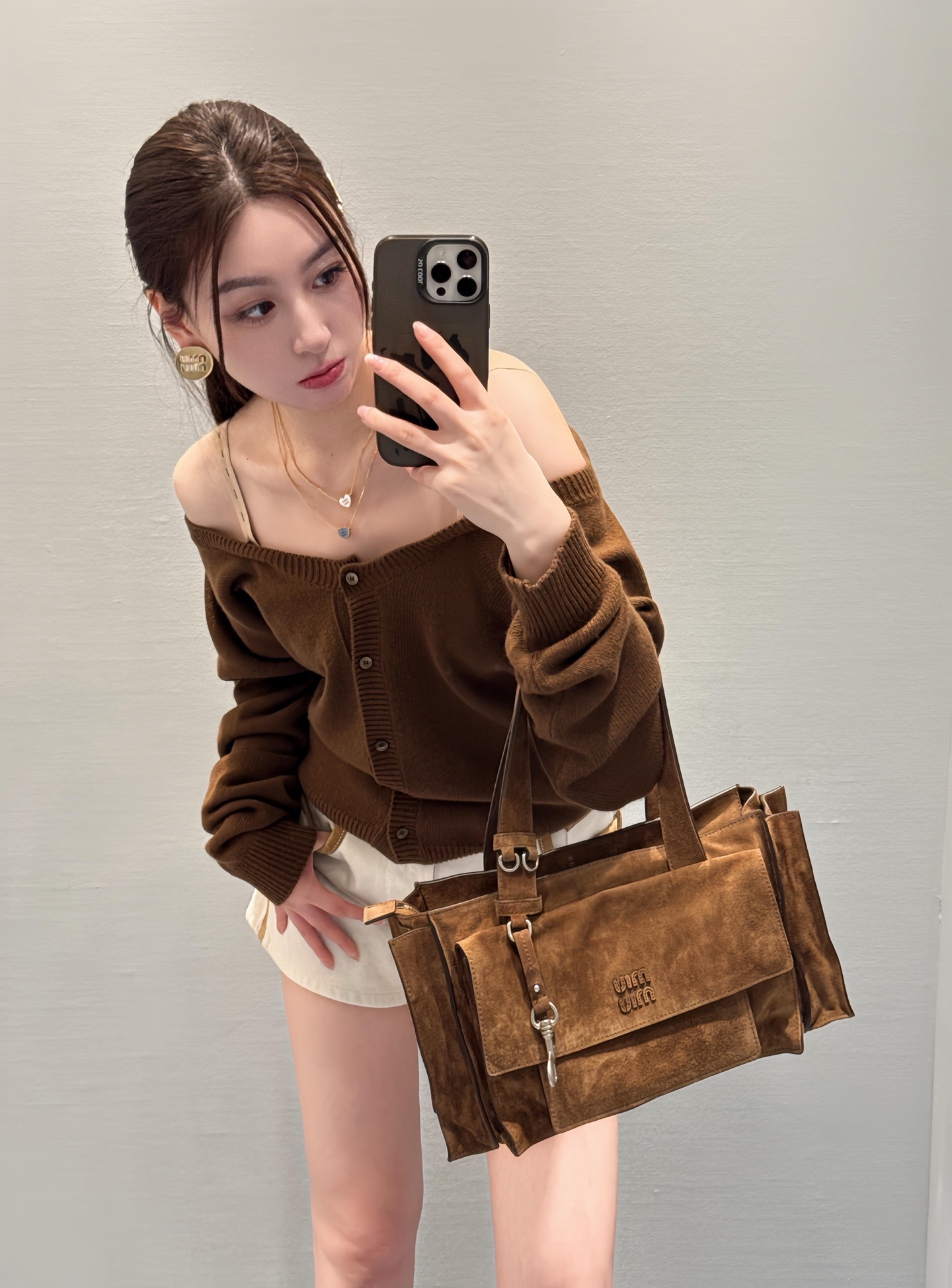 NO:799727,Item No. 263445Miu* 26Ss Spring and Summer New Caramel Color Strap Off-Shoulder Knitted Cardigan丨Exclusively developed by yb!  Top quality production!  The retro caramel color awakens the lazy feeling of spring. The detachable sling design unlocks multiple ways of wearing it. Wear it alone with bare shoulders for a sweet and cool girl, or layer it for a relaxed French style. The soft and waxy knitted fabric wraps the shoulder and neck lines, and the V-neck and button details outline the casual outline. It has the charm and rebellion of Miu girls. It is an atmospheric item in the wardrobe that 'looks good no matter how you wear it.' Ready for sale in S/M/L,,miumiu,19860909货号263445Miu* 26Ss春夏新款 焦糖色吊带露肩针织开衫丨独家yb开发！顶级高版出品！以复古焦糖色唤醒春日慵懒感.可拆卸吊带设计解锁多种穿法,单穿露肩是甜酷少女,叠穿内搭则是法式松弛感.软糯针织包裹肩颈线条,V领与纽扣细节勾勒随性轮廓,自带Miu系少女的娇俏与叛逆,是衣橱里那件“怎么搭都好看”的氛围感单品.现货发售S/M/L,,miumiu,,Women's clothing