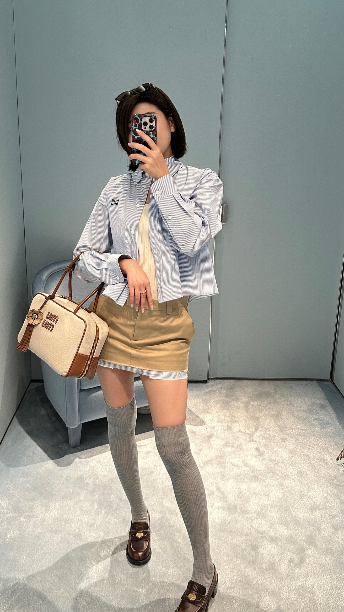 NO:757894,Miu* 26Ss early spring new khaki mini skirt丨exclusively developed by yb!  Top quality production!  The contrasting raw edge design recreates the college style. The blue and white striped lining collides with the raw edge hem, and the neat A-line silhouette modifies the leg shape, giving it a sweet and cool girly feel. It is the finishing touch of the early spring wardrobe. Available in stock S/M/L,, miumiu, skirts,19860909Miu* 26Ss早春新款 卡其色迷你半裙丨独家yb开发！顶级高版出品！以撞色毛边设计重塑学院风.蓝白条纹内衬与毛边下摆碰撞,利落A字廓形修饰腿型,自带甜酷少女感,是早春衣橱的点睛之笔.现货发售S/M/L,,miumiu,skirts,,Women's clothing