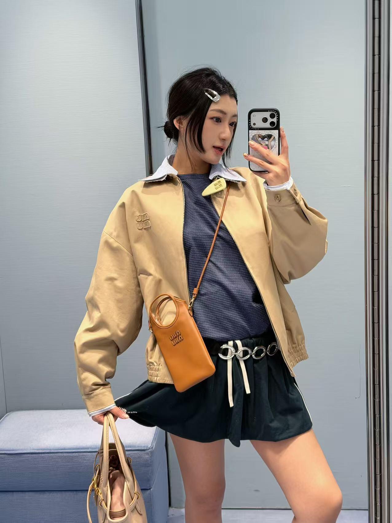 NO:757907,Miu* 26Ss early spring new style logo striped lapel spliced ​​jacket short jacket丨Exclusively developed by yb!  Top quality production!  The iconic logo embroidery and striped lapel splicing cleverly combine the college feel with the retro workwear feel. The loose shoulder silhouette is matched with elastic pleats at the hem, which is neat but casual and lazy. The khaki color is suitable for all spring scenes. It is a core item of the 'miu style' that will never go out of style in the wardrobe. Ready for sale S/M/L,,miumiu,jackets & coats,jackets & coats,19860909Miu* 26Ss早春新款 徽标条纹翻领拼接夹克短外套丨独家yb开发！顶级高版出品！标志性徽标刺绣与条纹翻领拼接,将学院感与复古工装感巧妙融合.宽松落肩廓形搭配下摆松紧收褶,利落中带着随性慵懒,卡其色调适配春日所有场景,是衣橱里永不过时的“miu系”核心单品.现货发售S/M/L,,miumiu,jackets & coats,jackets & coats,,Women's clothing