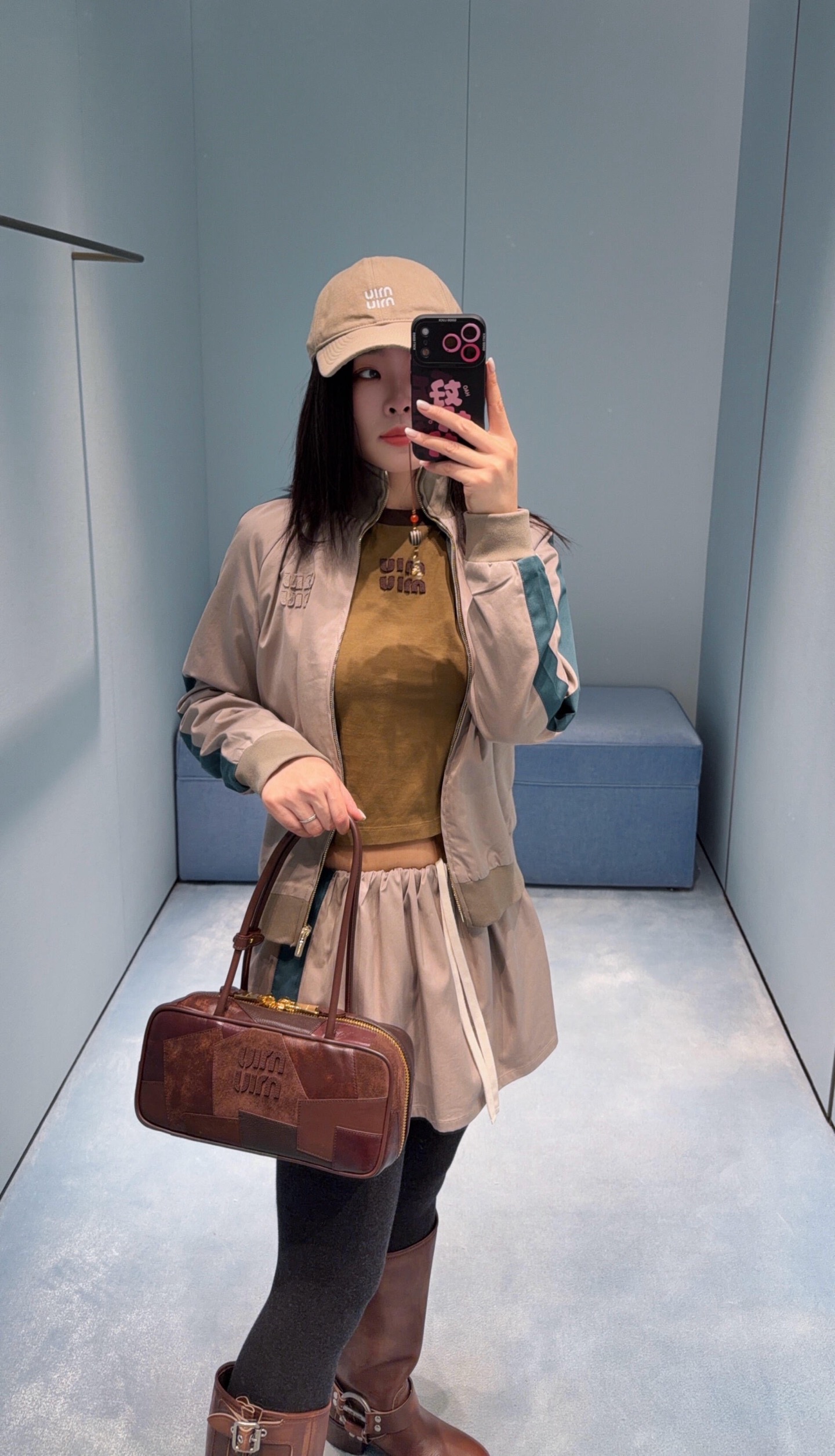 NO:752376,Jacket, skirt, Miu* 26Ss early spring new style, khaki logo retro zipper jacket, jacket and skirt suit | Exclusively developed by yb!  Top quality production!  Stand collar zipper design, contrasting dark green stripes on the sides, three-dimensional logo embroidery on the chest, loose and dropped shoulders, casual and recognizable. Same color drawstring elastic waist, A-line micro-puffed version, side stripes echo the jacket, and embroidered logo on the hem, the sweet and cool balance is just right. Easily capture the relaxed atmosphere of 'a wealthy daughter goes to school'. Available in stock S/M/L,,miumiu,skirts,jackets & coats,jackets & coats,19860909外套 半裙Miu* 26Ss早春新款 卡其色徽标复古拉链夹克外套半裙套装丨独家yb开发！顶级高版出品！立领拉链设计,侧边墨绿条纹撞色,胸口立体徽标刺绣,宽松落肩剪裁,随性又有辨识度.同色系抽绳松紧腰,A字微蓬版型,侧边条纹呼应外套,下摆刺绣Logo,甜酷平衡得刚好.轻松拿捏“富家千金放学路”的松弛氛围.现货发售S/M/L,,miumiu,skirts,jackets & coats,jackets & coats,,Women's clothing