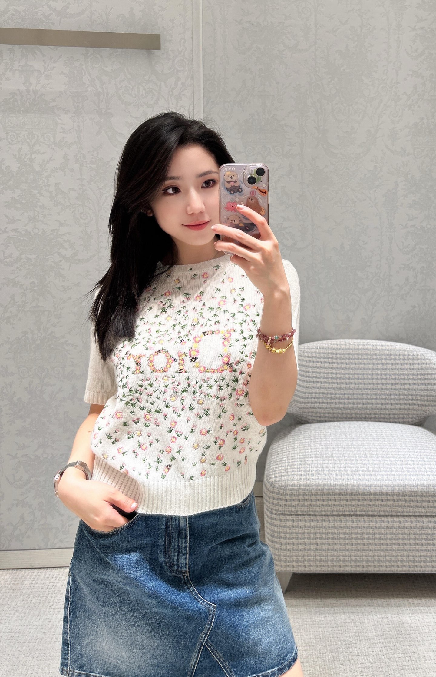 NO:752371,Dio* 26ss new early spring cashmere floral embroidered short-sleeved sweater | Exclusively developed by yb!  Top quality production!  Selected cashmere, soft and skin-friendly like clouds, embellished with floral embroidery, presents a romantic and gentle spring. The simple version has a high-end texture, which is easy to handle for daily commuting and leisure occasions. Available in stock S/M/L, dior, T-shirt,19860909Dio* 26ss早春新款 山羊绒碎花刺绣短袖针织衫丨独家yb开发！顶级高版出品！甄选山羊绒,软糯亲肤如云朵,满幅碎花刺绣点缀其间,将春日浪漫温柔呈现,简约版型自带高级质感,日常通勤与休闲场合都好驾驭.现货发售S/M/L,,dior,T-shirt,,Women's clothing