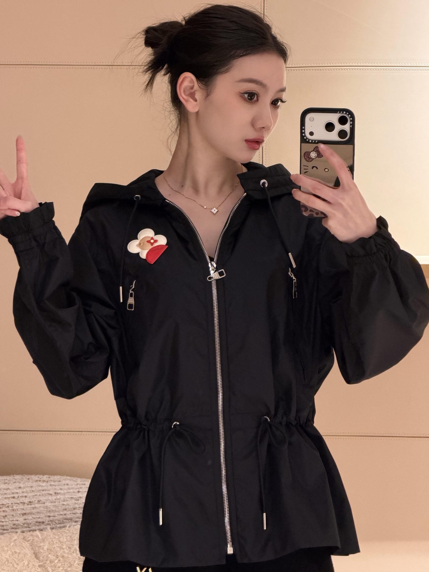 NO:753394,loui* 26Ss early spring new style three-dimensional flower decorated waist hooded windbreaker jacket丨Exclusively developed by yb!  Top quality production!  The classic hooded windbreaker style reshapes outdoor elegance. The three-dimensional flower accent on the chest brings out the atmosphere of the Year of the Horse, low-key yet highly recognizable. The drawstring at the waist is freely adjustable, taking into account the sense of relaxation and waist proportion. High-count windproof fabric, easy to wear for commuting and outing. This season, use a jersey to start the new year. Ready for sale S/M/L,, louis vuitton, jackets & coats, hats,19860909loui* 26Ss早春新款 立体花朵装饰收腰连帽风衣外套丨独家yb开发！顶级高版出品！经典连帽风衣版型,重塑户外优雅.胸口立体花朵点睛,马年新春氛围拉满,低调却极具识别度.腰部抽绳自由调节,兼顾松弛感与腰身比例.高支数防风面料,通勤出游两穿不挑人.这一季,用一件战袍开启精致新岁.现货发售S/M/L,,louis vuitton,jackets & coats,hats,,Women's clothing