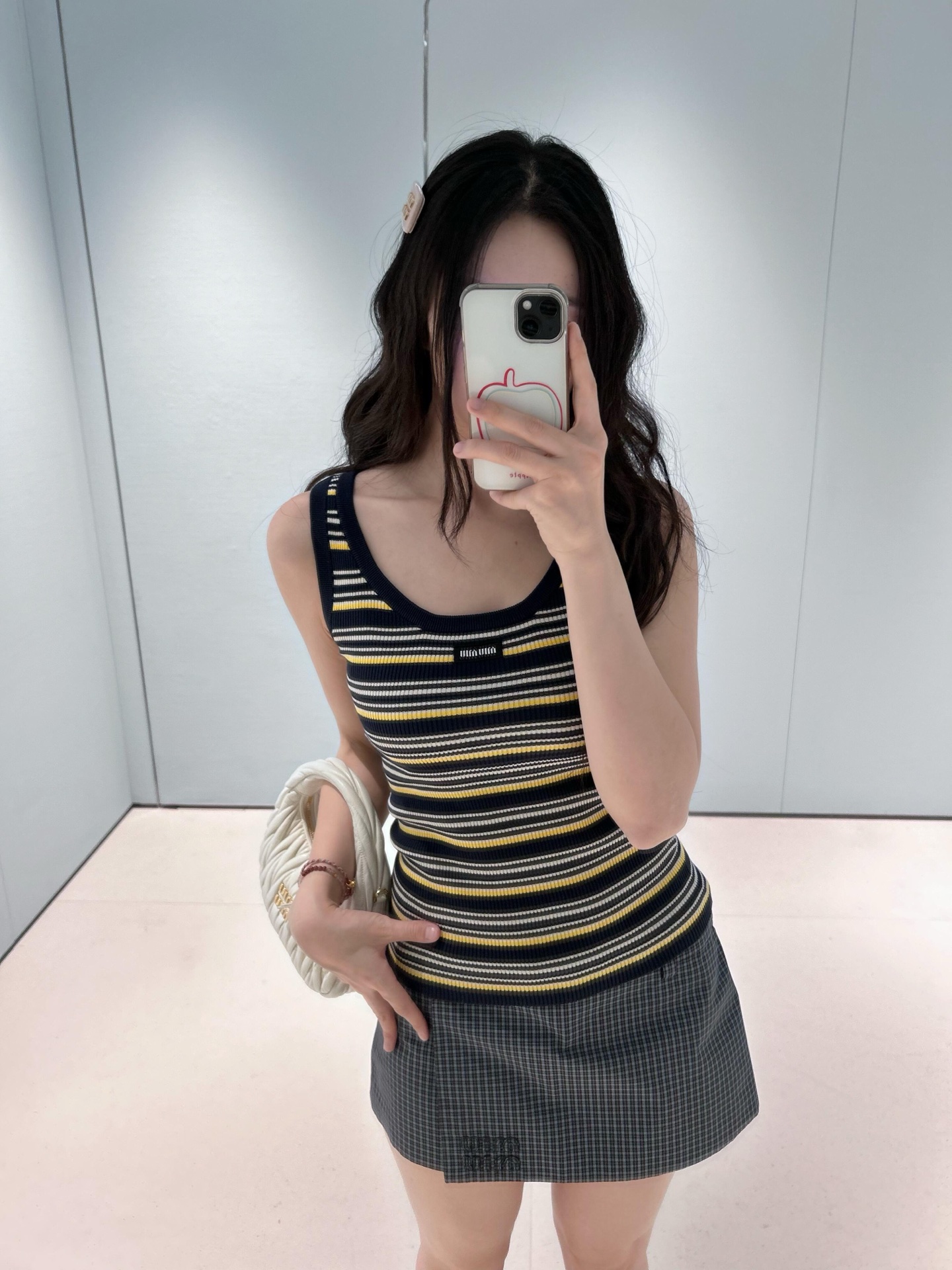 NO:753369,Miu* 26Ss early spring new style micro-label contrasting striped knitted vest丨Exclusively developed by yb!  Top quality production!  Perfectly blending retro college style and modernity. The navy blue background is paired with yellow and white contrasting pinstripes, which is visually neat and white. The high-stretch strip fabric is comfortable and breathable, and the wide shoulder strap design modifies the shoulder line. It is smart and neat to wear alone, and layered with white T-shirts to add layering. Freely switch between workplace and leisure scenes. Ready for sale S/M/L,, miumiu,19860909Miu* 26Ss早春新款 微标撞色条纹针织背心丨独家yb开发！顶级高版出品！将复古学院风与现代感完美融合.藏青底色搭配黄白撞色细条纹,视觉上利落又显白.高弹坑条面料舒适透气,宽肩带设计修饰肩线,单穿干练利落,内搭白T叠穿更添层次,职场与休闲场景自由切换.现货发售S/M/L,,miumiu,,Women's clothing