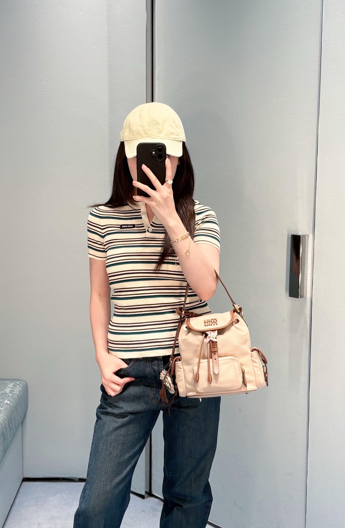 NO:762456,The milky white background color is paired with green and black contrasting pinstripes, which is visually neat and white. The high-stretch fabric is comfortable and breathable, and the half-open button design modifies the shoulder line. Wear it alone and it is smart and neat. Pair it with a knitted cardigan to add layering.19860909奶白底色搭配绿黑撞色细条纹 视觉上利落又显白 高弹坑条面料舒适透气,半开扣设计修饰肩线 单穿干练利落,外搭针织开衫更添层次,,,Women's clothing