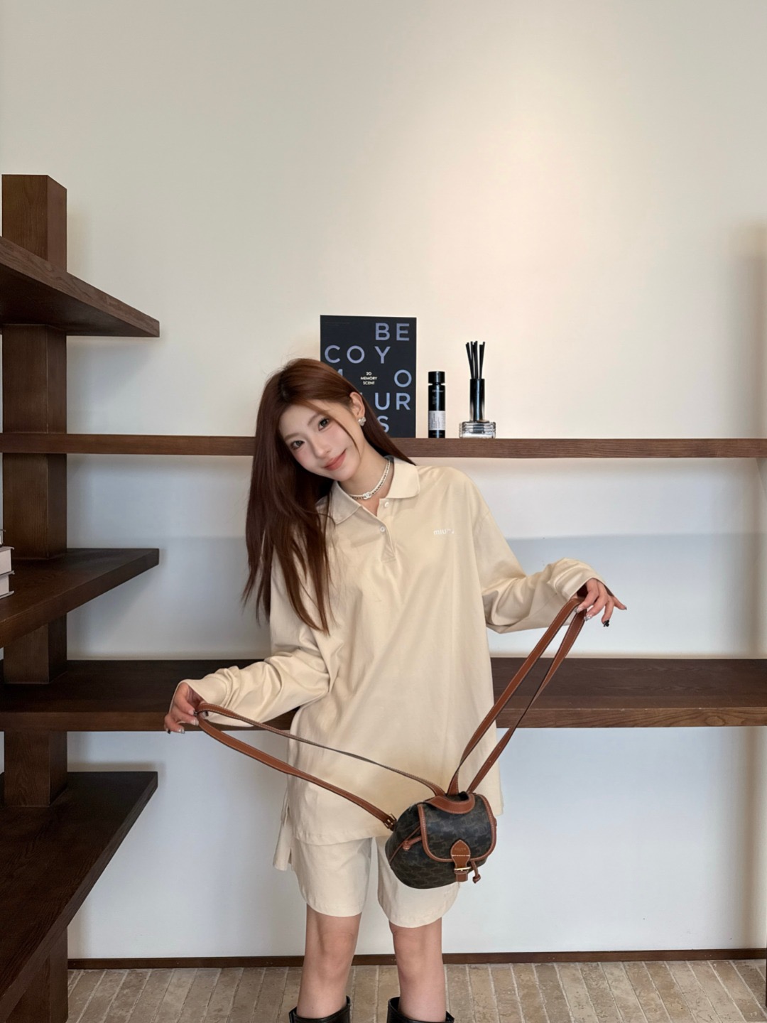 NO:757928,Tops shorts Miu* 26Ss early spring new style micro-label embroidered cotton long-sleeved polo shirt shorts set丨exclusively developed by yb!  Top quality production!  The classic Polo lapel is paired with a half-open button design, which modifies the neck line and makes it more neat; the same-color micro-label embroidery on the chest and trousers echoes in a low-key manner, and the details are full of high-end. The high-count combed cotton fabric is selected, soft and skin-friendly, breathable and anti-wrinkle, and has a loose, off-shoulder version.  Hidden flesh makes you look slimmer. The high-waisted A-line cut of the shorts of the same color elongates the proportion. The apricot color is gentle and healing, and it looks great when worn alone or layered. It is the best choice for creating an atmospheric look in early spring. Available now in S/M/L,,miumiu,shorts,19860909上衣 短裤Miu* 26Ss早春新款 微标刺绣棉质长袖polo衫短裤套装丨独家yb开发！顶级高版出品！经典Polo翻领搭配半开扣设计,修饰脖颈线条更显利落；胸口与裤脚同色系微标刺绣低调呼应,细节处尽显高级.甄选高支精梳棉面料,软糯亲肤、透气抗皱,宽松落肩版型藏肉显瘦,同色系短裤高腰A字剪裁拉长比例.奶杏色温柔治愈,单穿叠穿皆出彩,是早春打造氛围感造型的不二之选.现货发售S/M/L,,miumiu,shorts,,Women's clothing