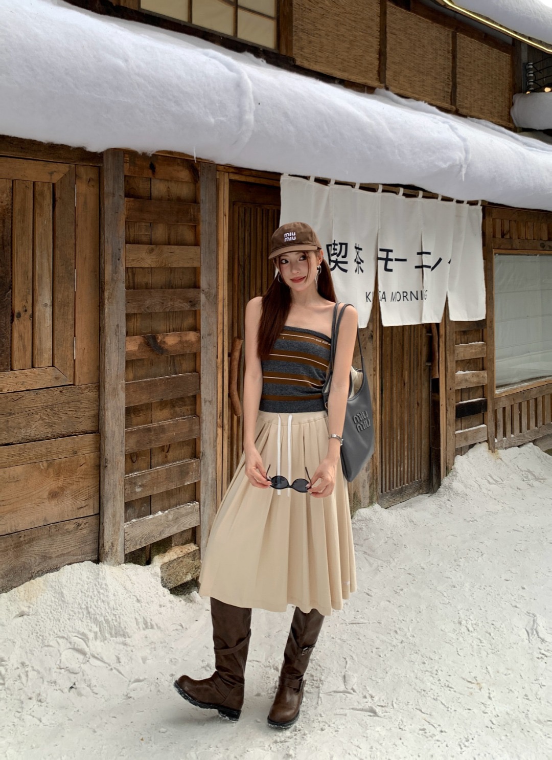 NO:757941,Miu* 26Ss early spring new style letter logo drawstring strap mid-length pleated skirt | Exclusively developed by yb!  Top quality production!  It perfectly combines girlishness and relaxation. The drawstring elastic waist design allows you to freely adjust the comfort, and the three-dimensional pleated tailoring creates a flowing skirt. The same color letter logo embroidery on the lower right corner of the skirt highlights the style in a low-key manner. The high-count cotton blended fabric is selected, soft and skin-friendly, breathable and anti-wrinkle. The mid-length version modifies the leg shape and is suitable for a variety of wearing styles. It is a must-have item for creating an atmospheric look in spring. Available now in S/M/L,, miumiu, skirts,19860909Miu* 26Ss早春新款 字母徽标抽绳绑带中长款百褶半裙丨独家yb开发！顶级高版出品！将少女感与松弛感完美融合.抽绳松紧腰设计自由调节舒适度,立体百褶剪裁打造飘逸裙摆,裙身右下角同色系字母徽标刺绣低调彰显格调.甄选高支棉质混纺面料,软糯亲肤、透气抗皱,中长款版型修饰腿型,适配多种穿搭风格,是春日打造氛围感造型的必备单品.现货发售S/M/L,,miumiu,skirts,,Women's clothing