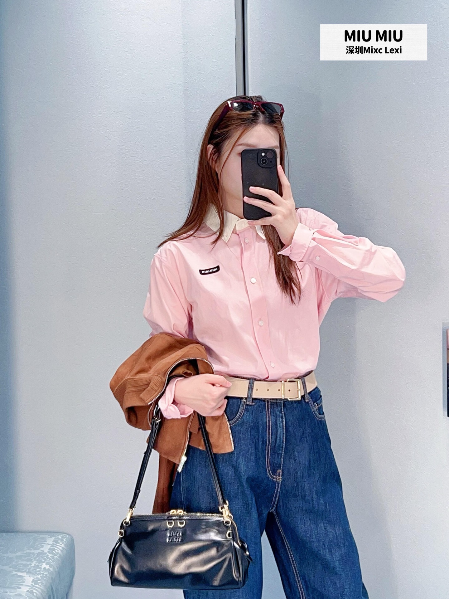 NO:759314,Miu*26Ss spring and summer new style micro-label pink long-sleeved loose shirt丨exclusively developed by yb!  Top quality production!  The creamy white contrasting lapels are clean and age-reducing, and the small black logo embroidery on the chest highlights the style in a low-key manner. The high-count combed cotton fabric is selected, soft and skin-friendly, breathable and anti-wrinkle. The loose shoulder style is casual and lazy, suitable for a variety of dressing styles. It is a must-have item for creating an atmospheric look in spring. Ready for sale S/M/L,, miumiu, shirts,19860909Miu*26Ss春夏新款 微标粉色长袖宽松衬衫丨独家yb开发！顶级高版出品！奶白色撞色翻领干净减龄,胸口黑色小徽标刺绣低调彰显格调.甄选高支精梳棉面料,软糯亲肤、透气抗皱,宽松落肩版型随性慵懒,适配多种穿搭风格,是春日打造氛围感造型的必备单品.现货发售S/M/L,,miumiu,shirts,,Women's clothing