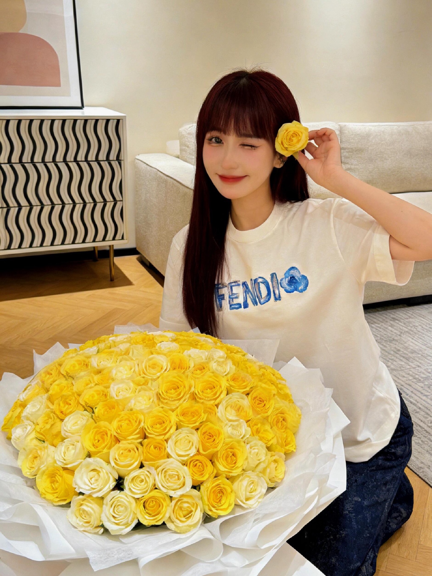 NO:759302,Fen* 26Ss new spring and summer letter embroidered flower short-sleeved T-shirt | Exclusively developed by yb!  Top quality production!  The same style for men and women, perfectly blending Italian romance and artistic sense. The hand-painted letter embroidery is paired with three-dimensional blue camellias, the brushwork is casual and delicate, and has a sense of artistic atmosphere. The high-count combed cotton fabric is selected, soft and skin-friendly, breathable and anti-wrinkle. The loose and unisex version is the same for men and women regardless of body shape. It is a must-have item for creating an atmospheric look in spring. Ready for sale S/M/L,, fendi, T-shirt, tees, t-shirt,19860909Fen* 26Ss春夏新款 字母刺绣花朵短袖T恤丨独家yb开发！顶级高版出品！男女同款,将意式浪漫与艺术感完美融合.手绘风字母刺绣搭配立体蓝花山茶花,笔触随性又精致,自带艺术氛围感.甄选高支精梳棉面料,软糯亲肤、透气抗皱,宽松中性版型男女同款不挑身材,是春日打造氛围感造型的必备单品.现货发售S/M/L,,fendi,T-shirt,tees，t-shirt,,Women's clothing