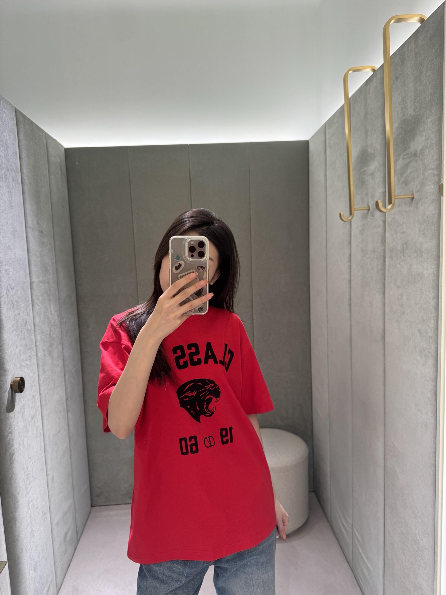 NO:759315,Val* 26Ss new spring and summer black panther letter printed round neck short-sleeved T-shirt | Exclusively developed by yb!  Top quality production!  The curved letters + roaring panther pattern, combined with the 1960 logo and logo, pay homage to the classics and have an American campus feel. High-count combed cotton fabrics are selected, which are soft and skin-friendly, breathable and anti-wrinkle. The loose-shouldered version is suitable for men and women regardless of body shape. It is a must-have item for creating an atmospheric look in spring. Available in stock S/M/L,, T-shirt, tees, t-shirt,19860909Val* 26Ss春夏新款 黑豹字母印花圆领短袖T恤丨独家yb开发！顶级高版出品！弧形字母+咆哮黑豹图案,搭配1960标识与Logo,致敬经典,自带美式校园感.甄选高支精梳棉面料,软糯亲肤、透气抗皱,宽松落肩版型男女同款不挑身材,是春日打造氛围感造型的必备单品.现货发售S/M/L,,T-shirt,tees，t-shirt,,Women's clothing