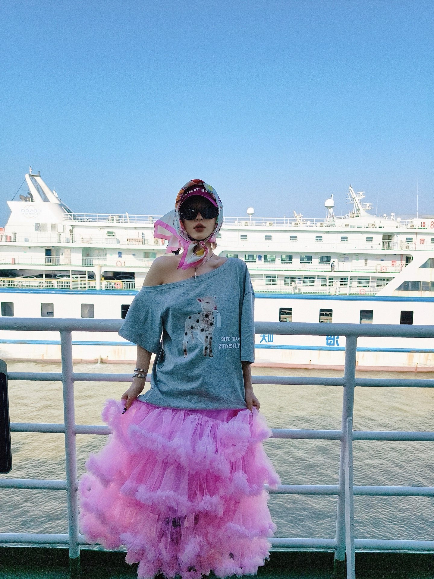 NO:759335,MAR* 26Ss new spring and summer slanted shoulder short-sleeved T-shirt丨Exclusive high-end version!  It perfectly combines soft and cute healing feeling with lazy sexy. One-sided off-shoulder tailoring easily creates a right-angled shoulder, and the spotted lamb print is paired with interesting text, which is healing and playful. The heavy-weight cotton fabric is selected, soft and skin-friendly, breathable and anti-wrinkle, and the loose off-shoulder version hides the flesh and makes you slim but not flattering. It is a must-have item for creating an atmospheric look in spring. Ready for sale S/M/L,, T-shirt, tees, t-shirt,19860909MAR* 26Ss春夏新款 斜开肩短袖T恤丨独家高版出品！将软萌治愈感与慵懒性感完美融合.单边露肩剪裁轻松打造直角肩,斑点小羊印花搭配趣味文字,治愈又俏皮.甄选重磅棉质面料,软糯亲肤、透气抗皱,宽松落肩版型藏肉显瘦不挑身材,是春日打造氛围感造型的必备单品.现货发售S/M/L,,T-shirt,tees，t-shirt,,Women's clothing