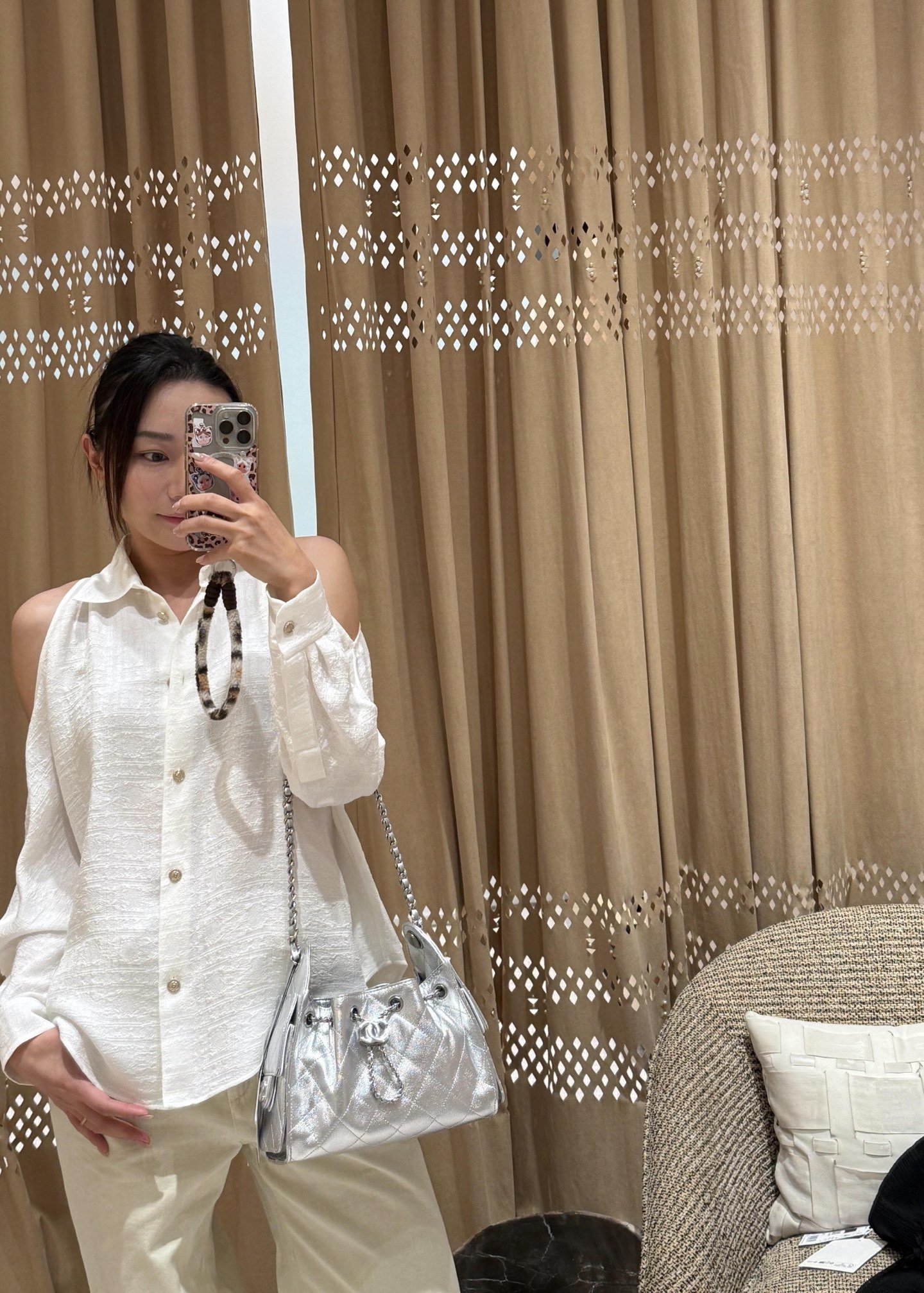 NO:759321,Cha* 26C Advanced Handicraft Workshop Series New Off-Shoulder Silk Long-Sleeved Shirt丨Exclusively developed by yb!  Top quality production!  The classic lapel is matched with thoughtful off-shoulder tailoring, cleverly exposing the shoulder line, and finding a balance between elegance and sexiness; exquisite metal buttons embellish the placket, and the adjustable cuffs are designed to take both practicality and style into consideration. The textured silk fabric has its own high-end luster, and the dark grain texture makes the basic white shirt bid farewell to the monotony. It drapes lightly when walking, showing the delicate texture of the handmade workshop. Ready for sale S/M/L,, shirts, real silk,19860909Cha* 26C高级手工坊系列新款 露肩真丝长袖衬衫丨独家yb开发！顶级高版出品！经典翻领搭配心机露肩剪裁,巧妙露出肩线,在优雅与性感间找到平衡；精致金属纽扣点缀门襟,袖口可调节设计兼顾实用性与造型感,肌理感真丝面料自带高级光泽,暗纹肌理让基础白衬衫告别单调,行走间轻盈垂坠,尽显手工坊的细腻质感.现货发售S/M/L,,shirts,real silk,,Women's clothing