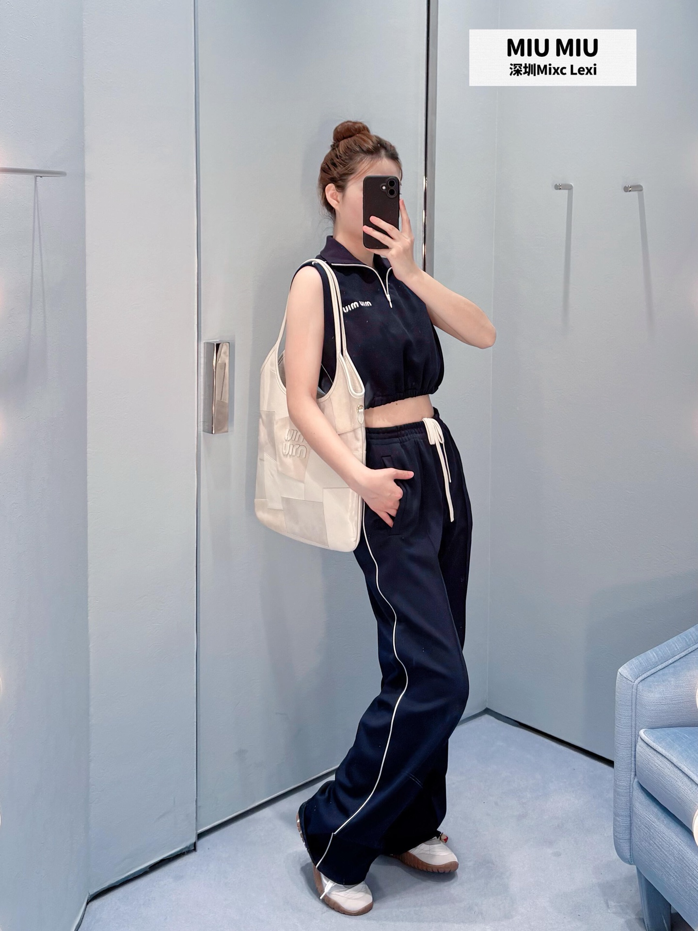 NO:759351,Vest, trousers Miu* 26ss spring and summer new half-zip high-neck short sleeveless sweatshirt elastic waist casual pants suit丨exclusively developed by yb!  Top quality production!  The code for spring relaxation. Sleeveless sports suit, black with white edges, classic and eye-catching, soft and comfortable fabrics, you don’t have to worry about matching when you go out. A must-have for lazy and fashionable people. Available in stock S/M/L,,miumiu,19860909背心 长裤 Miu* 26ss春夏新款半拉链高领短无袖运动衫松紧腰休闲裤套装丨独家yb开发！顶级高版出品！春日松弛感密码 无袖运动套装,黑调撞白边经典耐看,面料软糯舒适,一套出门不用费心搭配,懒人时髦精必入.现货发售S/M/L,,miumiu,,Women's clothing