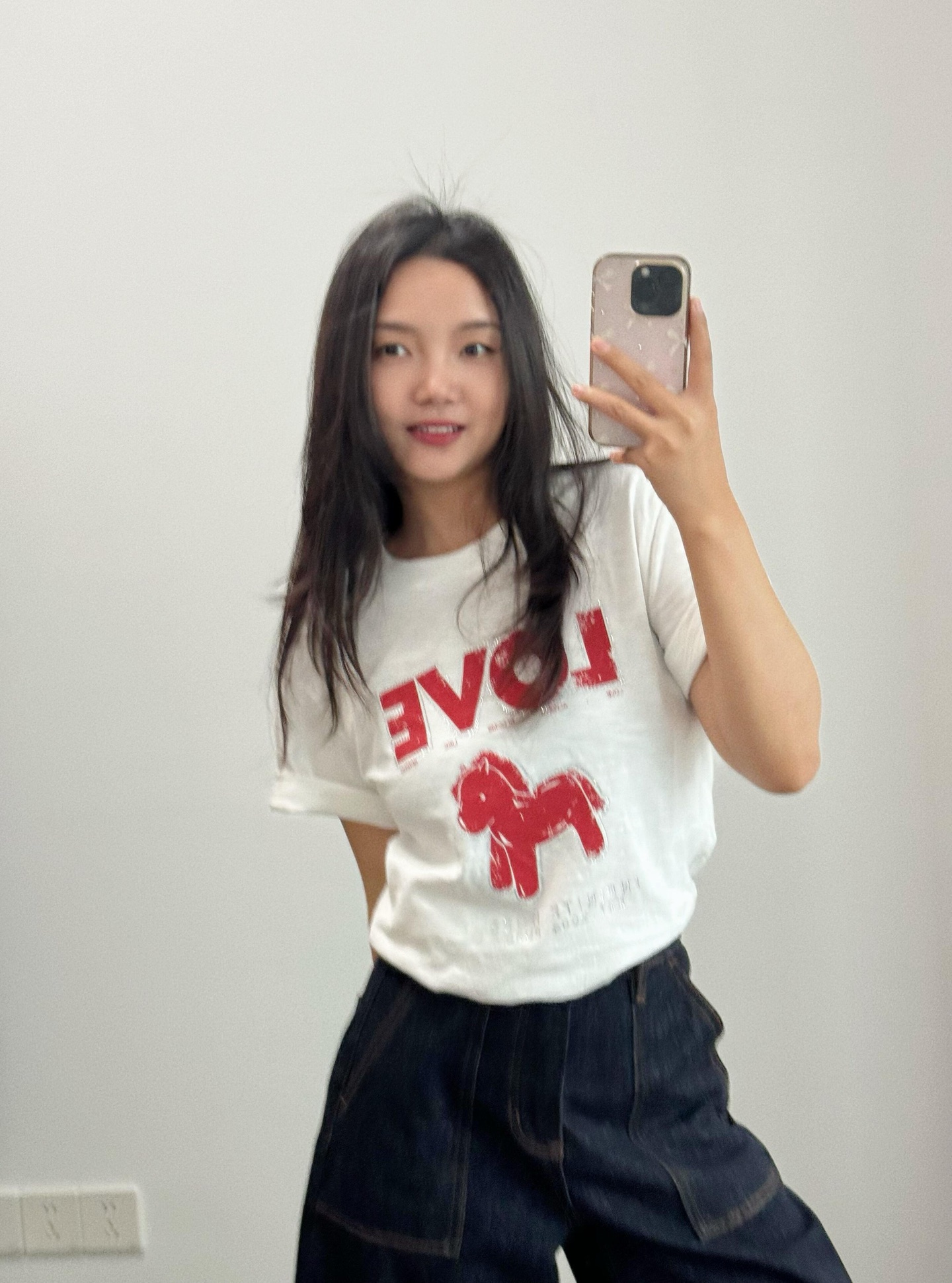 NO:759230,Mo&* 26Ss new spring and summer pony print rhinestone short-sleeved T-shirt丨Exclusive high-end version!  The classic round neck cut embellishes the neck line. The red 'LOVE' letters with an old texture are printed on the front with a cute pony doll. The edges are embellished with exquisite hot diamonds, which sparkle under the light. It is sweet and cool with a girly feel. The staggered layout of the letters and the pony brings a casual retro atmosphere and breaks the monotony of basic models. Ready for sale S/M/L, T-shirt, tees, t-shirt,19860909Mo&* 26Ss春夏新款 小马印花烫钻短袖T恤丨独家高版出品！经典圆领剪裁修饰脖颈线条,正面以做旧质感的红色「LOVE」字母搭配可爱小马玩偶印花,边缘缀以精致烫钻点缀,在光下闪烁细碎光泽,甜酷中带着少女感；字母与小马的错位排版,自带随性复古氛围,打破基础款单调.现货发售S/M/L,,T-shirt,tees，t-shirt,,Women's clothing