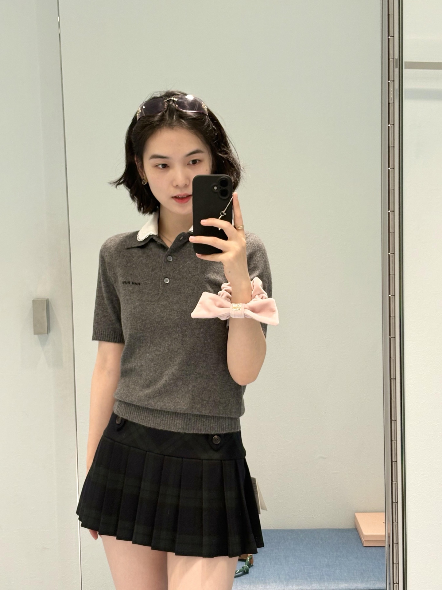 NO:759278,Miu* 26Ss new spring and summer contrast color cashmere detachable collar short-sleeved POLO shirt | Exclusively developed by yb!  Top quality production!  The white baby doll collar is embellished with exquisite lace and embroidery details. It is removable and can easily switch between sweet school style and simple commuting style. Soft and skin-friendly cashmere blend, with a delicate velvet feel and high-end gray tones, slim and short tailoring, neat lapels + half-button placket, low-key embroidered logo on the chest, and the sense of being a rich girl. Ready for sale S/M/L,, miumiu, T-shirt,19860909Miu* 26Ss春夏新款 撞色羊绒可拆卸领短袖POLO衫丨独家yb开发！顶级高版出品！白色娃娃领缀以精致蕾丝花边与刺绣细节,可自由拆卸,轻松切换甜妹学院风与简约通勤感.软糯亲肤的羊绒混纺,自带细腻绒感与高级灰调,修身短款剪裁,利落翻领+半开扣门襟,胸前低调刺绣Logo,藏不住的富家千金感.现货发售S/M/L,,miumiu,T-shirt,,Women's clothing