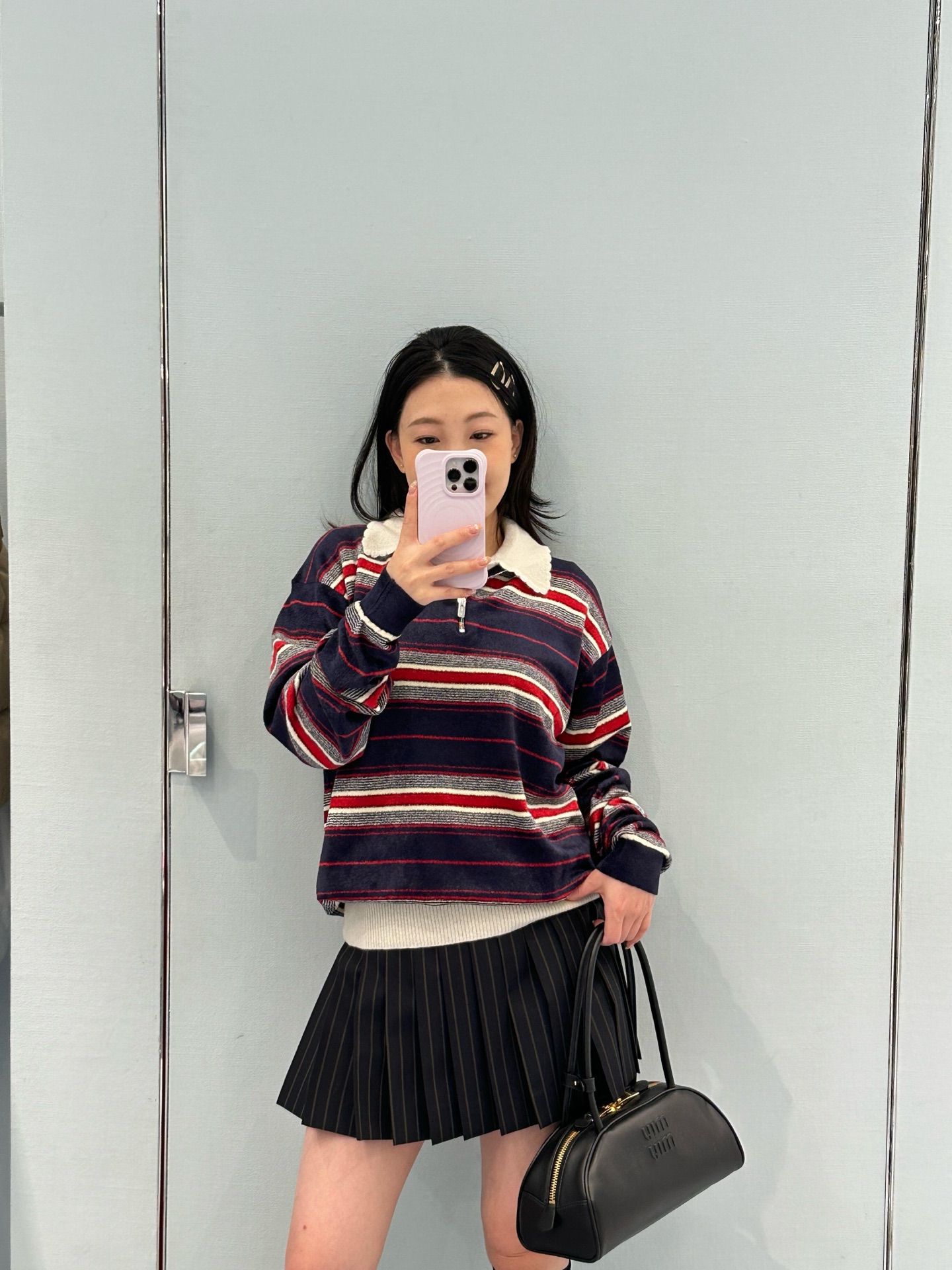 NO:759260,Miu* 26Ss early spring new flannel half-zip striped sweater丨Exclusively developed by yb!  High quality production!  It is based on delicate and soft flannel and incorporates retro stripes in red, white and navy blue, conveying a lazy and casual girlish feel in the soft luster. The half-zip high collar design has both warmth and style, and the neckline can be adjusted freely.  Fit; loose, dropped-shoulder tailoring adapts to a variety of body shapes, and the mini logo on the chest shows off your identity in a low-key manner. It is a wardrobe must-have with both retro charm and practicality. Available in stock S/M/L,,miumiu,sweaters,19860909Miu* 26Ss早春新款 法兰绒半拉链条纹毛衣丨独家yb开发！高版出品！以细腻软糯的法兰绒为基底,融入红、白、藏青三色交织的复古条纹,在柔和光泽中传递出慵懒随性的少女感.半拉链高领设计兼具保暖性与造型感,可自由调节领口开合度；宽松落肩剪裁适配多元身形,胸前的迷你徽标低调彰显身份.是兼具复古韵味与实穿性的衣橱必备.现货发售S/M/L,,miumiu,sweaters,,Women's clothing