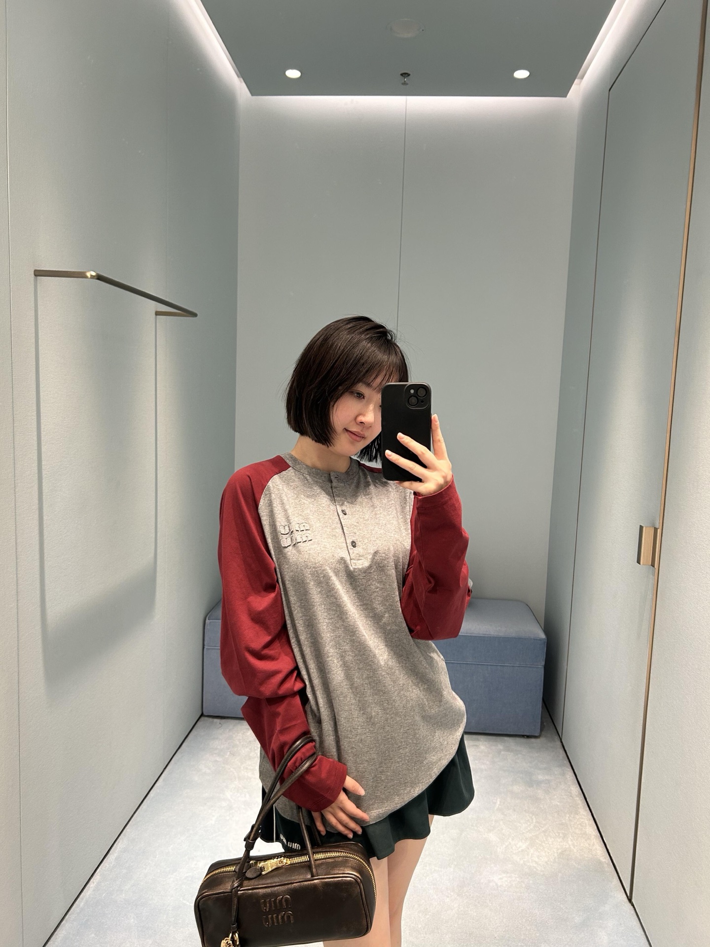 NO:760676,Miu* 26Ss new spring and summer raglan long-sleeved T-shirt | Exclusively developed by yb!  Top quality production!  Retro contrasting color splicing unlocks the American girl feel, hemp gray × burgundy classic color matching, modified shoulder line to be more neat, Henry collar half-button design, lazy and casual yet a little refined, three-dimensional embossed logo on the chest, soft cotton fabric, skin-friendly and breathable, zero burden for daily wear, can be salty or sweet, suitable for dating, commuting, and travel, easily create the relaxed and fashionable feeling of a MIU girl!  Available in stock S/M/L,,miumiu,tees,t-shirt,19860909Miu* 26Ss春夏新款 插肩袖长袖T恤丨独家yb开发！顶级高版出品！复古撞色拼接,解锁美式少女感,麻灰×酒红经典配色,修饰肩线更显利落,亨利领半开扣设计,慵懒随性又带点小精致,胸口立体浮雕logo,柔软棉质面料,亲肤透气,日常穿搭零负担,可盐可甜,适配约会、通勤、出游多种场景,轻松打造miu系少女的松弛时髦感！现货发售S/M/L,,miumiu,tees，t-shirt,,Women's clothing