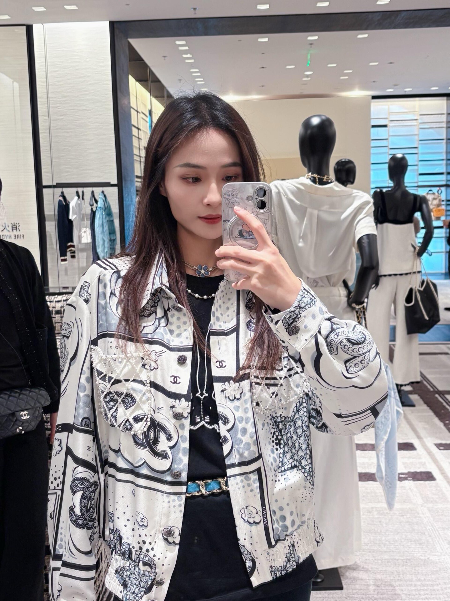 NO:760701,Cha* 26C Advanced Handicraft Workshop Series Comic Version Printed Silk Shirt Jacket | Exclusively developed by yb!  Top quality production!  Selected heavy silk satin, with a delicate and soft light between the drapes, and feels as silky as clouds. The handmade pearl mesh pocket is the finishing touch. The bright pearls are hand-stitched in a grid pattern. The lapel + elastic hem are neatly cut. It can be worn alone as a casual shirt or as a casual shirt.  It can be layered to make a short jacket, suitable for a variety of bottoms such as denim shorts, suit pants, etc., and can easily switch between a sweet and cool girly look and an urban elite look. It is a collectible item in the wardrobe that is both artistic and practical. Available in stock S/M/L, shorts, jackets  & coats,jackets & coats,shirts,business suit,real silk,19860909Cha* 26C高级手工坊系列 漫画版印花真丝衬衫夹克外套丨独家yb开发！顶级高版出品！甄选重磅真丝缎面,垂坠间泛着细腻柔光,触感丝滑如云朵.手工坊级别的珍珠网兜口袋是点睛之笔,颗颗莹润的珍珠以网格状手工串缀,翻领+松紧下摆的利落剪裁,既能单穿成随性衬衫,也可叠搭做短款夹克,适配牛仔短裤、西装裤等多种下装,轻松切换甜酷少女感与都市精英感,是衣橱里兼具艺术感与实穿性的收藏级单品.现货发售S/M/L,,shorts,jackets & coats,jackets & coats,shirts,business suit,real silk,,Women's clothing