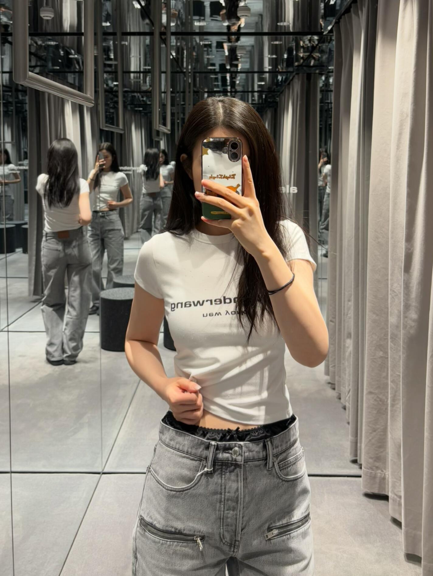 NO:762207,Aw* 26SS new spring and summer letter printed full crystal hot diamond slim fit short-sleeved round neck T-shirt | Exclusively developed by yb!  Top quality production!  Highly elastic and skin-friendly cotton blended fabric, soft, breathable and close to the body shape. Slim-fitting and slightly short version, highly tolerant to the figure. Small round neck + slim-fitting short cut, accurately outlines the waistline, easily creating a waist-baring hot girl style. It can highlight the curves without being too tight, suitable for hot girls of all shapes. Ready for sale S/M/L,, T-shirt, tees, t-shirt,19860909Aw* 26SS春夏新款 字母印花满水晶烫钻修身短袖圆领T恤丨独家yb开发！顶级高版出品！高弹亲肤的棉质混纺面料,软糯透气且贴合身形,修身微短版型,对身材包容度高,小圆领+修身短款剪裁,精准勾勒腰线,轻松打造露腰辣妹风.既能凸显曲线又不会过于紧绷,适配各种身材的辣妹穿搭.现货发售S/M/L,,T-shirt,tees，t-shirt,,Women's clothing