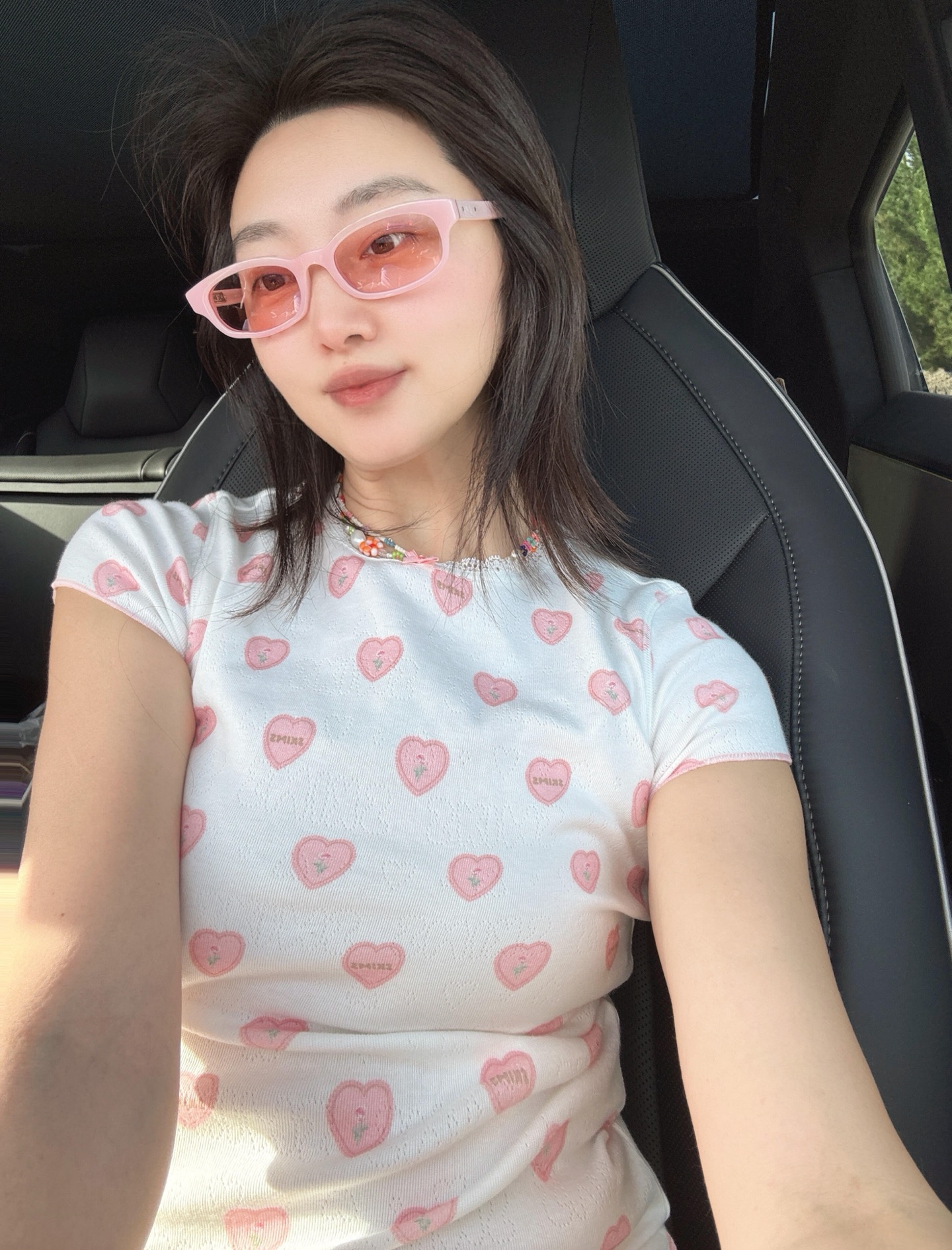 NO:762206,Original designer model 26Ss new summer style American hot girl love short-sleeved T-shirt丨Exclusive high-end version!  American hot girl style heart print, lace on the collar and cuffs + mini bows add a French sweet girl feel, and the wavy hem design is more lively and playful, perfectly balancing the sweet and cool style. Slim-fitting and short cut, easily highlights the waistline. Skin-friendly and breathable fabrics, comfortable and easy to wear. Versatile and easy to match, it will keep you fashionable all summer. Ready for sale in S/M/L, T-shirt, tees, t-shirt,19860909原创设计师款 26Ss夏季新款 美式辣妹爱心短袖T恤丨独家高版出品！美式辣妹风爱心印花,领口与袖口的蕾丝花边+迷你蝴蝶结,增添了法式甜妹感,波浪边下摆设计更显灵动俏皮,完美平衡了甜与酷的风格.修身微短剪裁,轻松凸显腰线.亲肤透气面料,舒适好穿.百搭不挑搭配,承包你整个夏天的时髦感.现货发售S/M/L,,T-shirt,tees，t-shirt,,Women's clothing